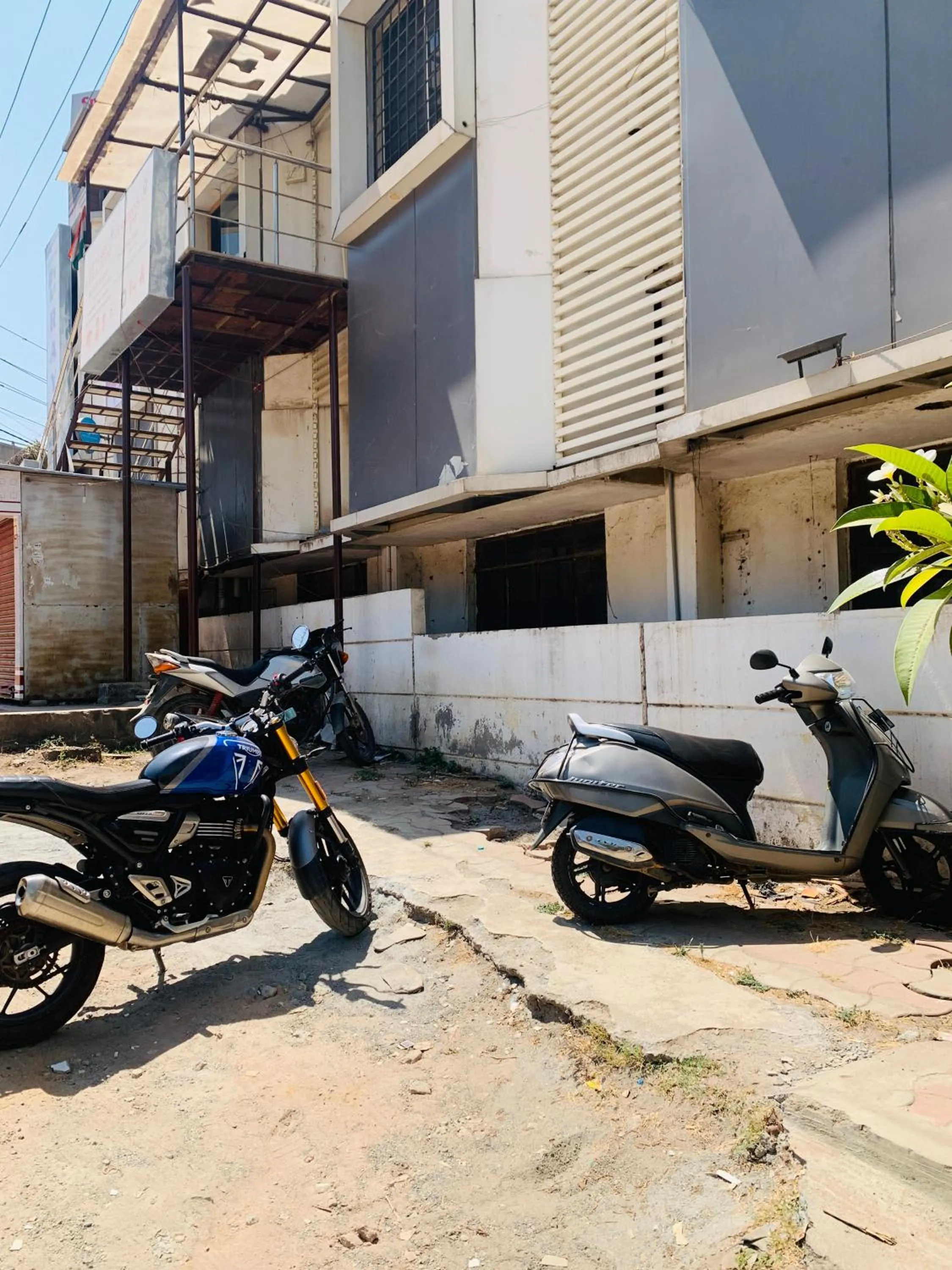 Parking in Western Silicon Hotel