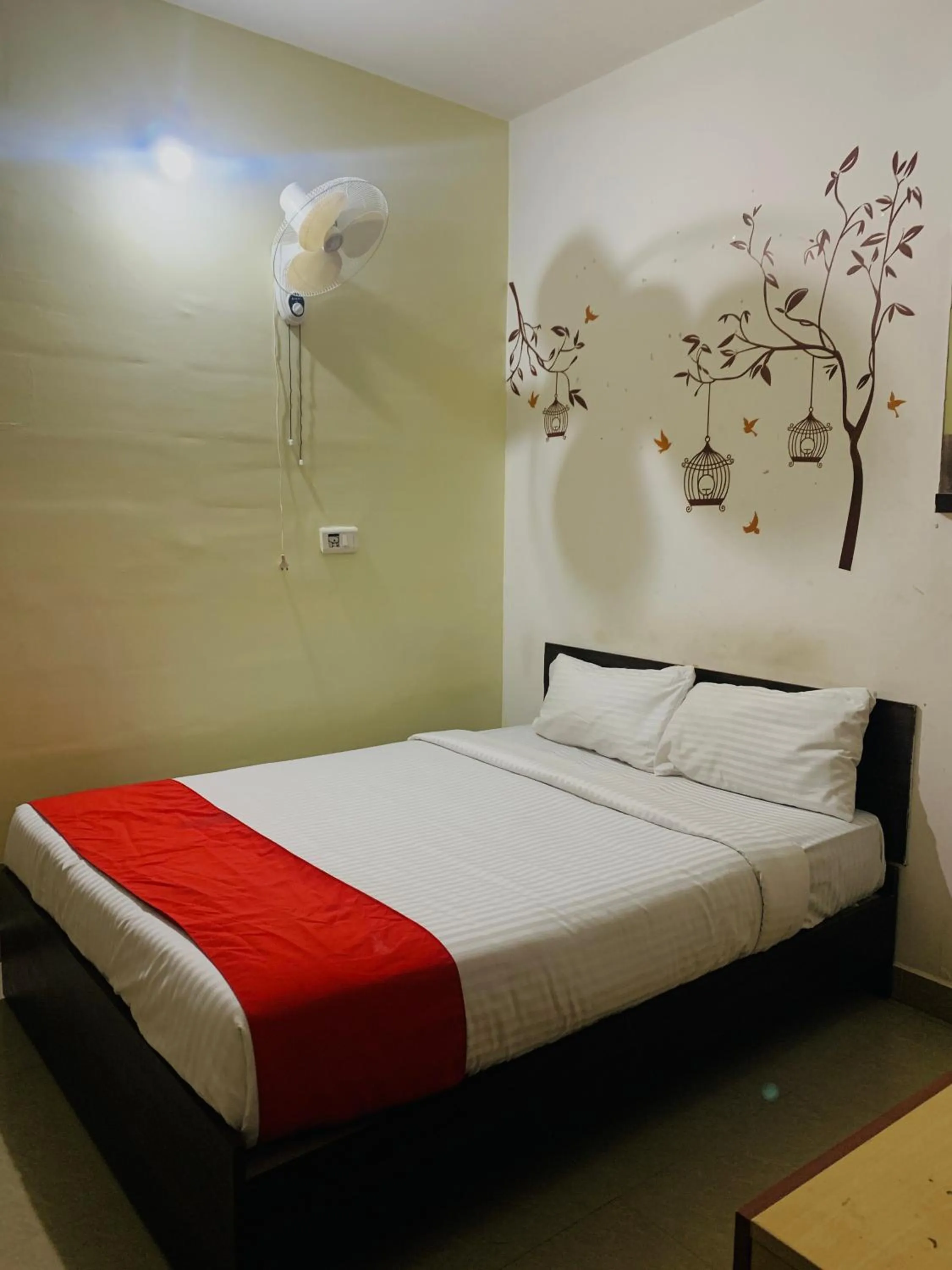 Photo of the whole room, Bed in Western Silicon Hotel