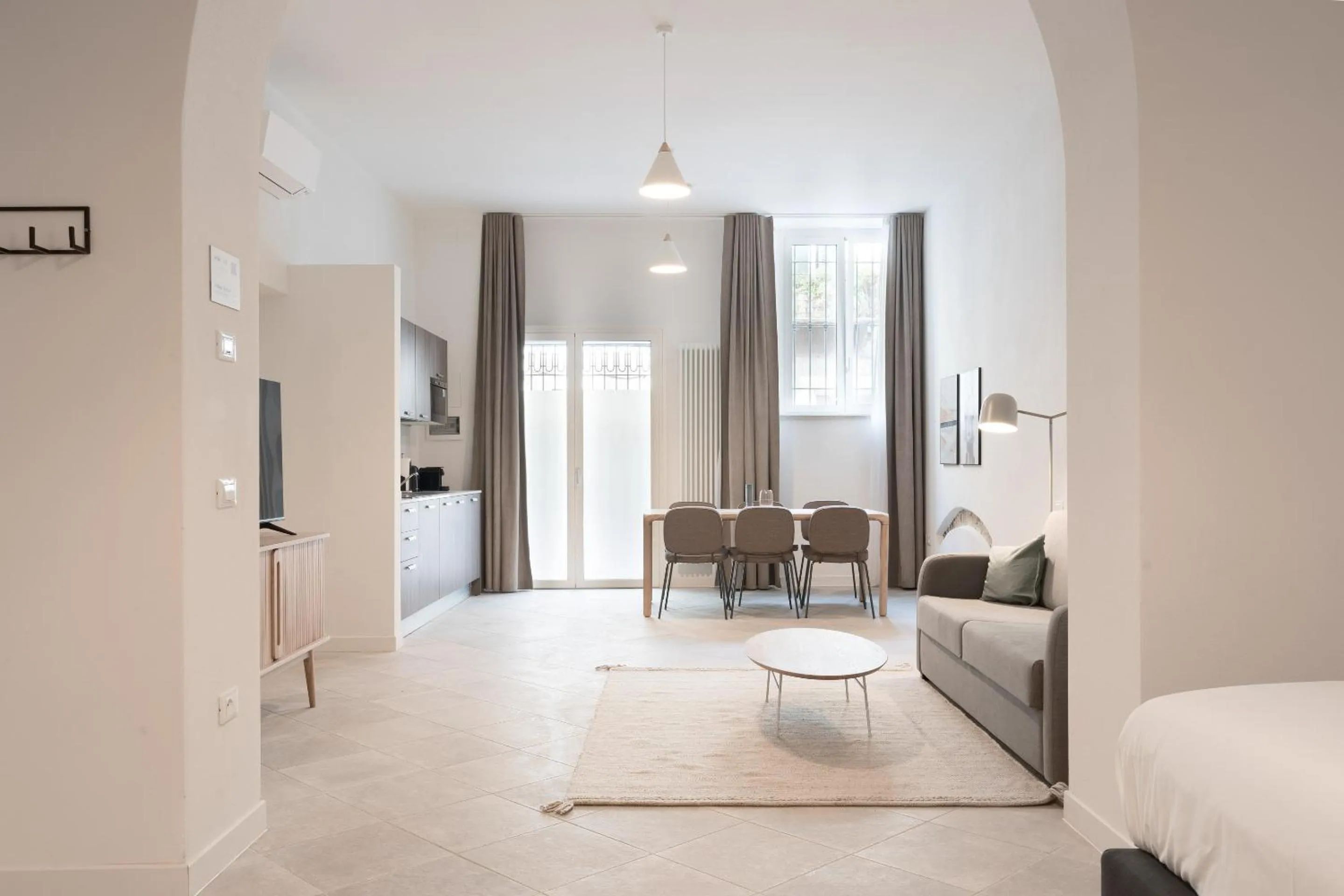 Living room, Bed in Limehome Verona La Vigna in Città