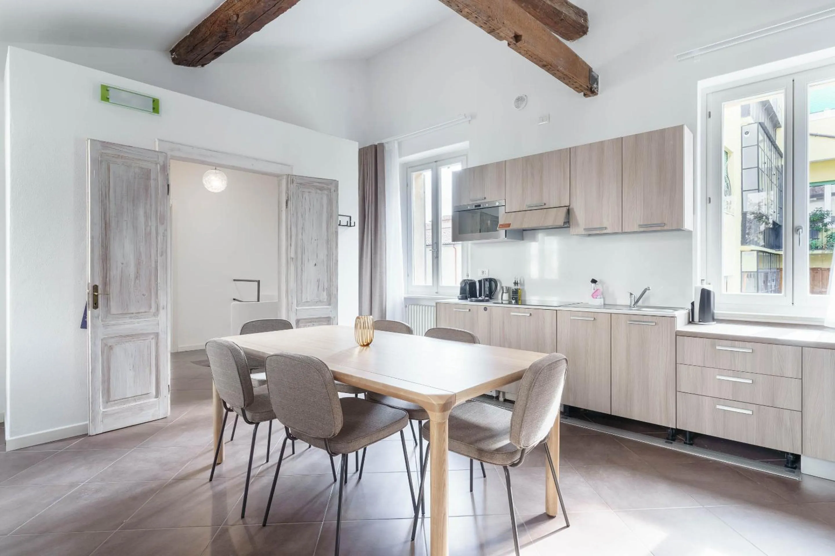 Kitchen or kitchenette in Limehome Verona La Vigna in Città