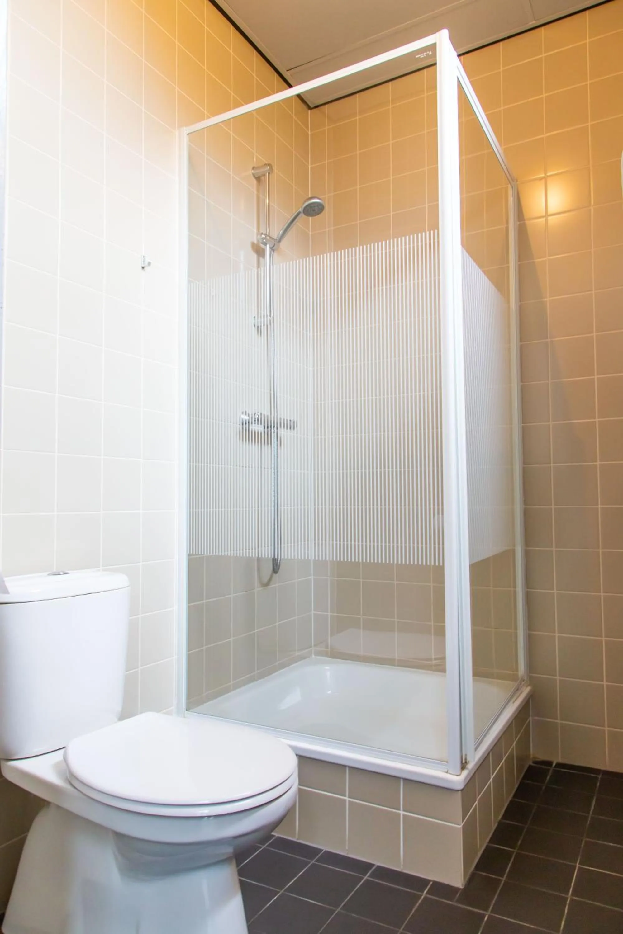 Shower in Hotel Pannenkoekhuis Vierwegen