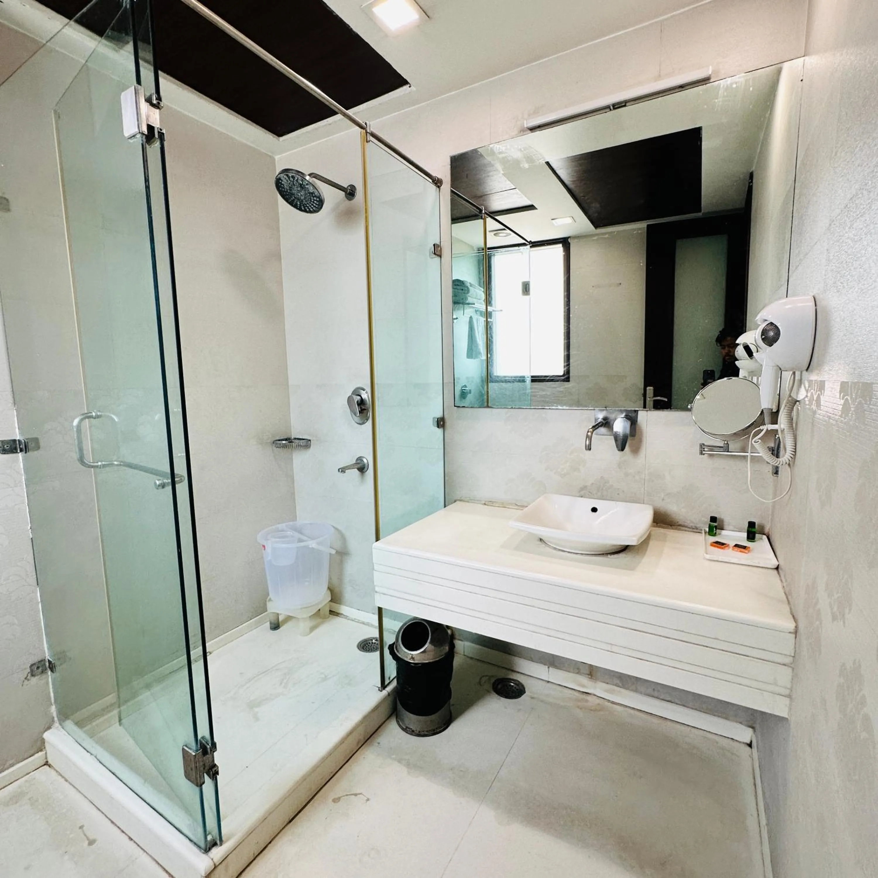 Shower in Qotel Signature Lavish Inn Rajouri Garden