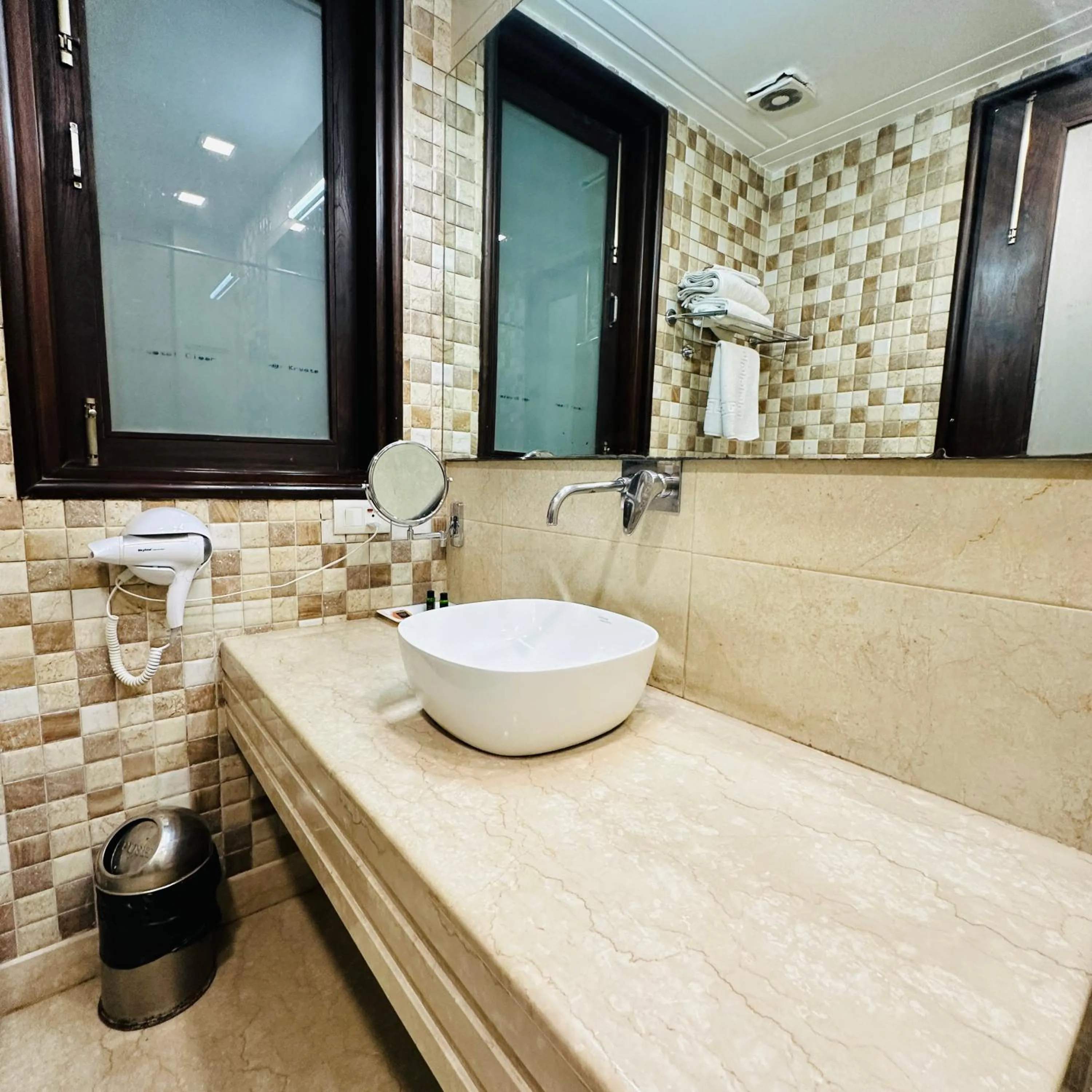 Shower in Qotel Signature Lavish Inn Rajouri Garden