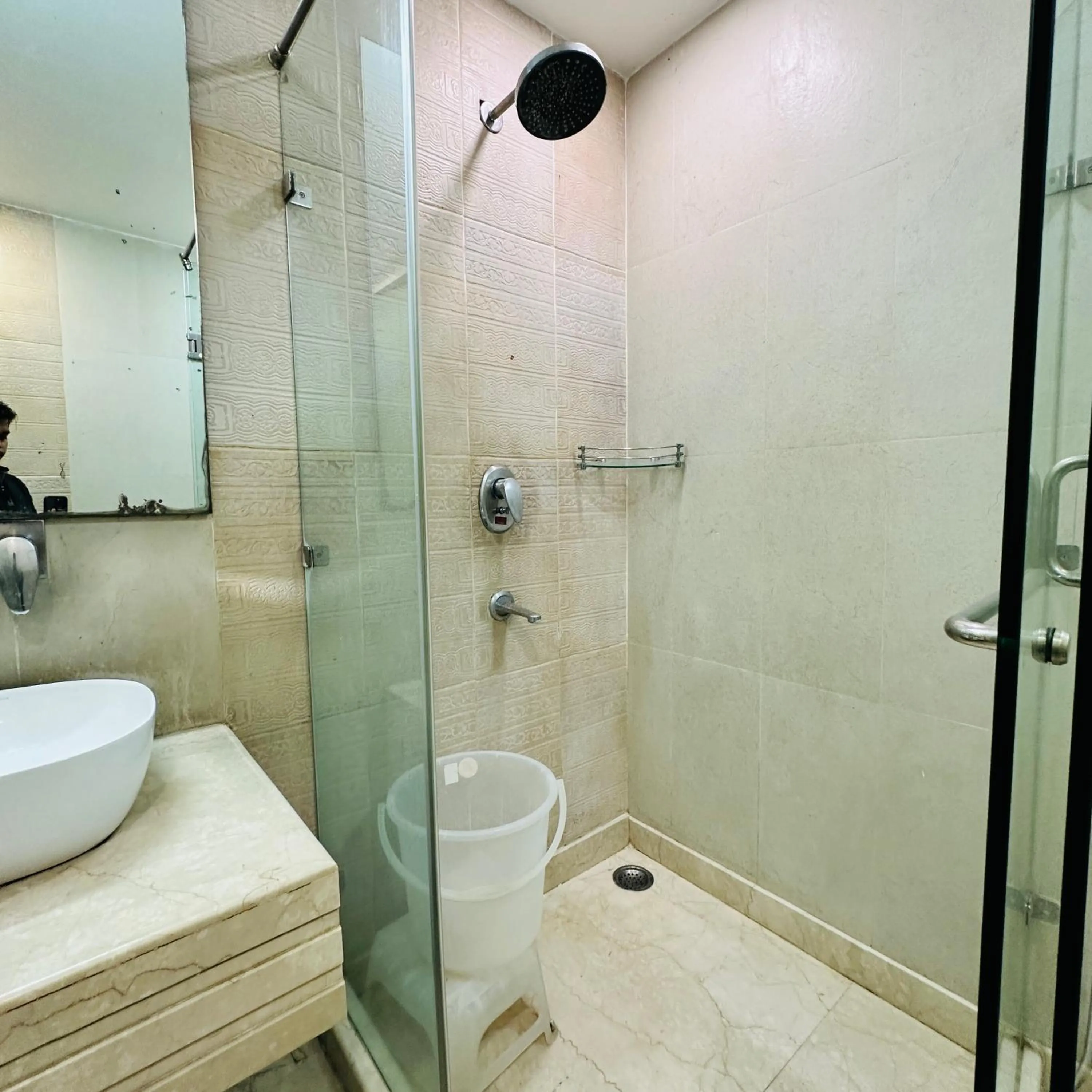 Shower in Qotel Signature Lavish Inn Rajouri Garden