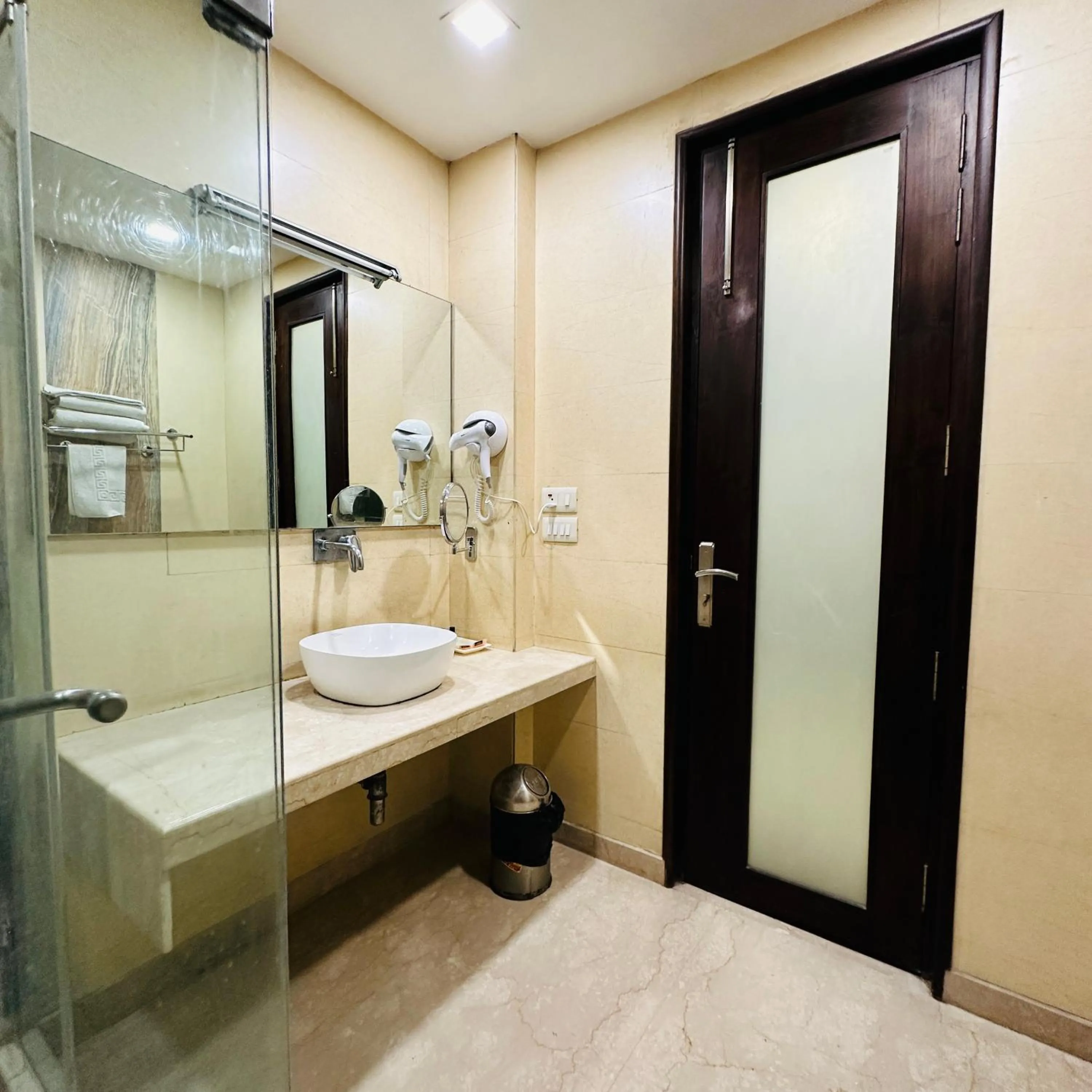 Shower in Qotel Signature Lavish Inn Rajouri Garden