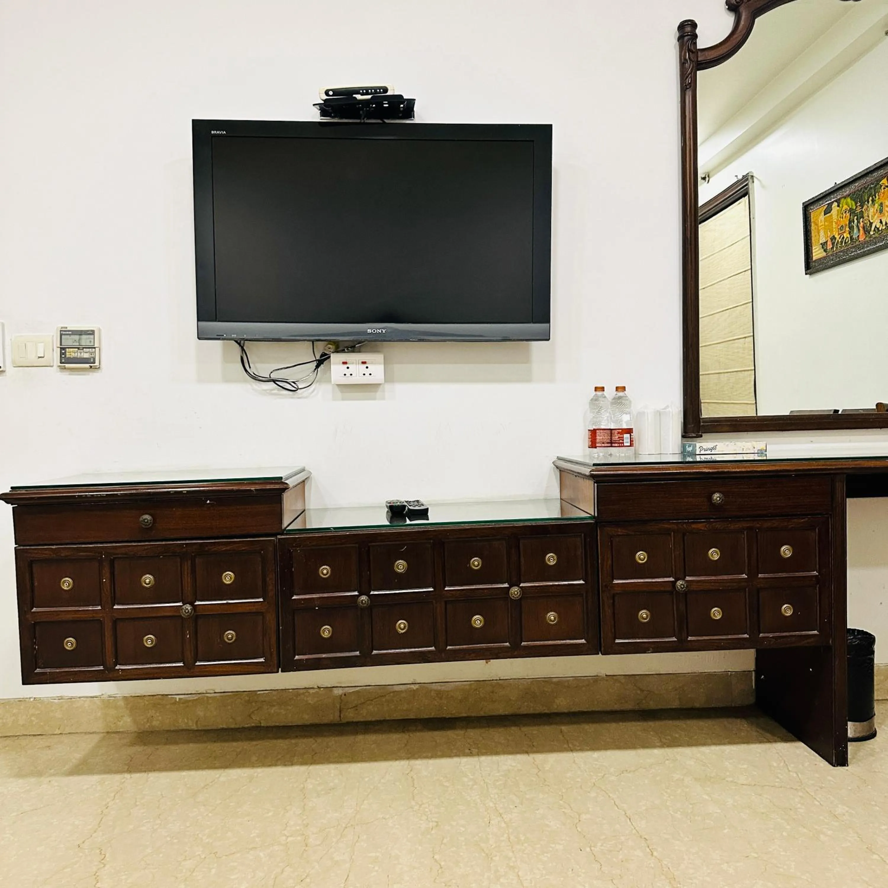 TV and multimedia in Qotel Signature Lavish Inn Rajouri Garden