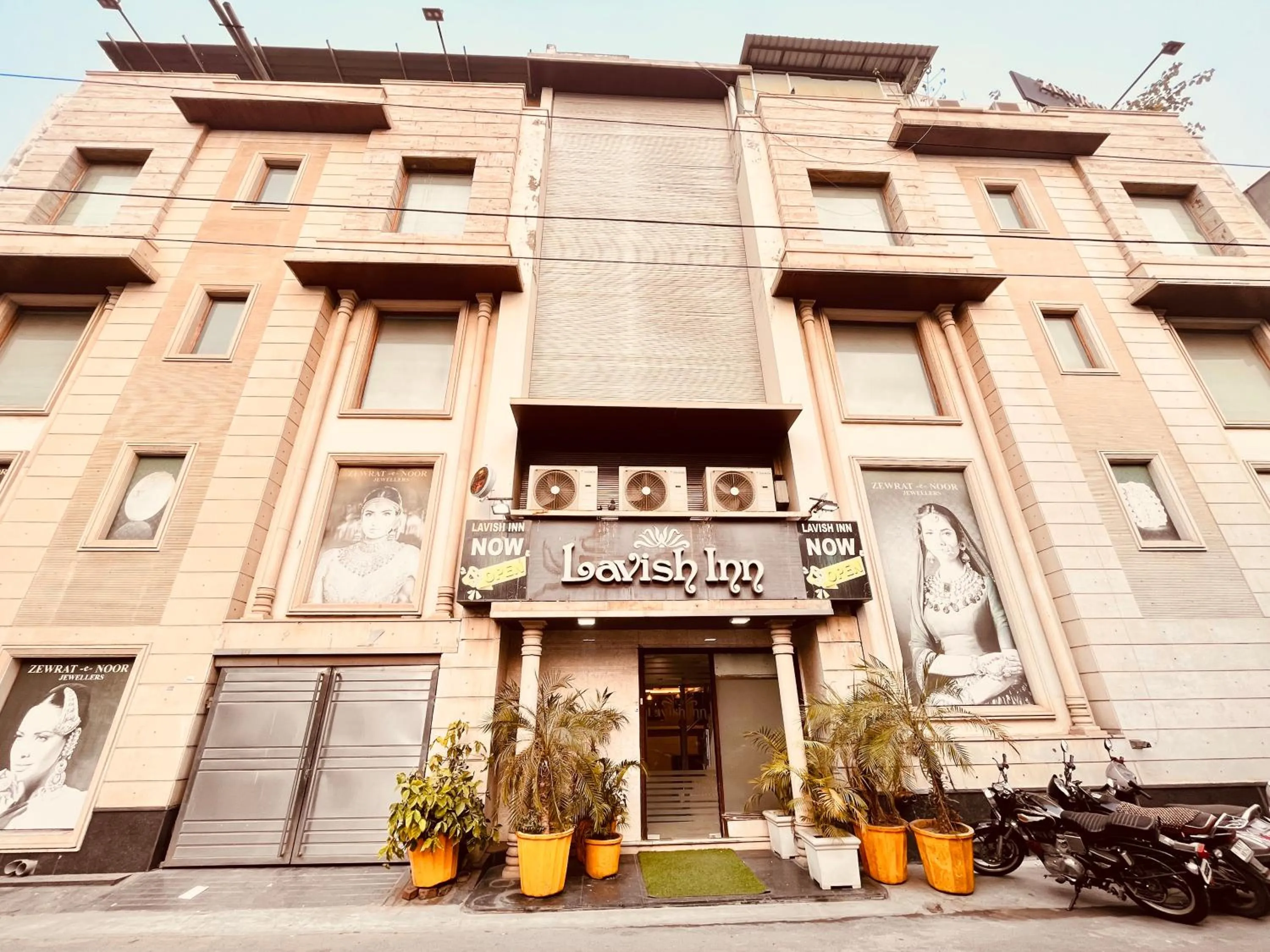 Property building in Qotel Signature Lavish Inn Rajouri Garden