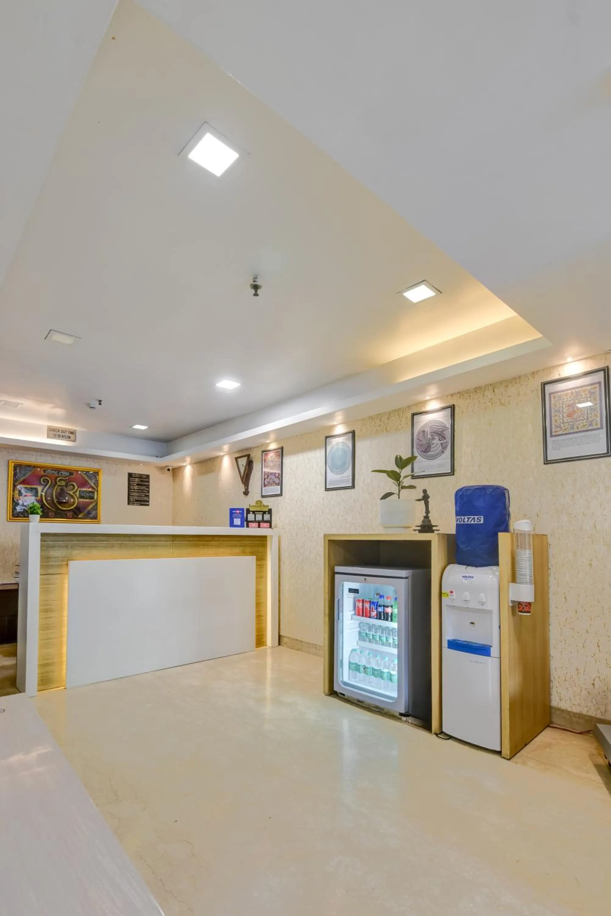 Kitchen or kitchenette in Qotel Signature Lavish Inn Rajouri Garden