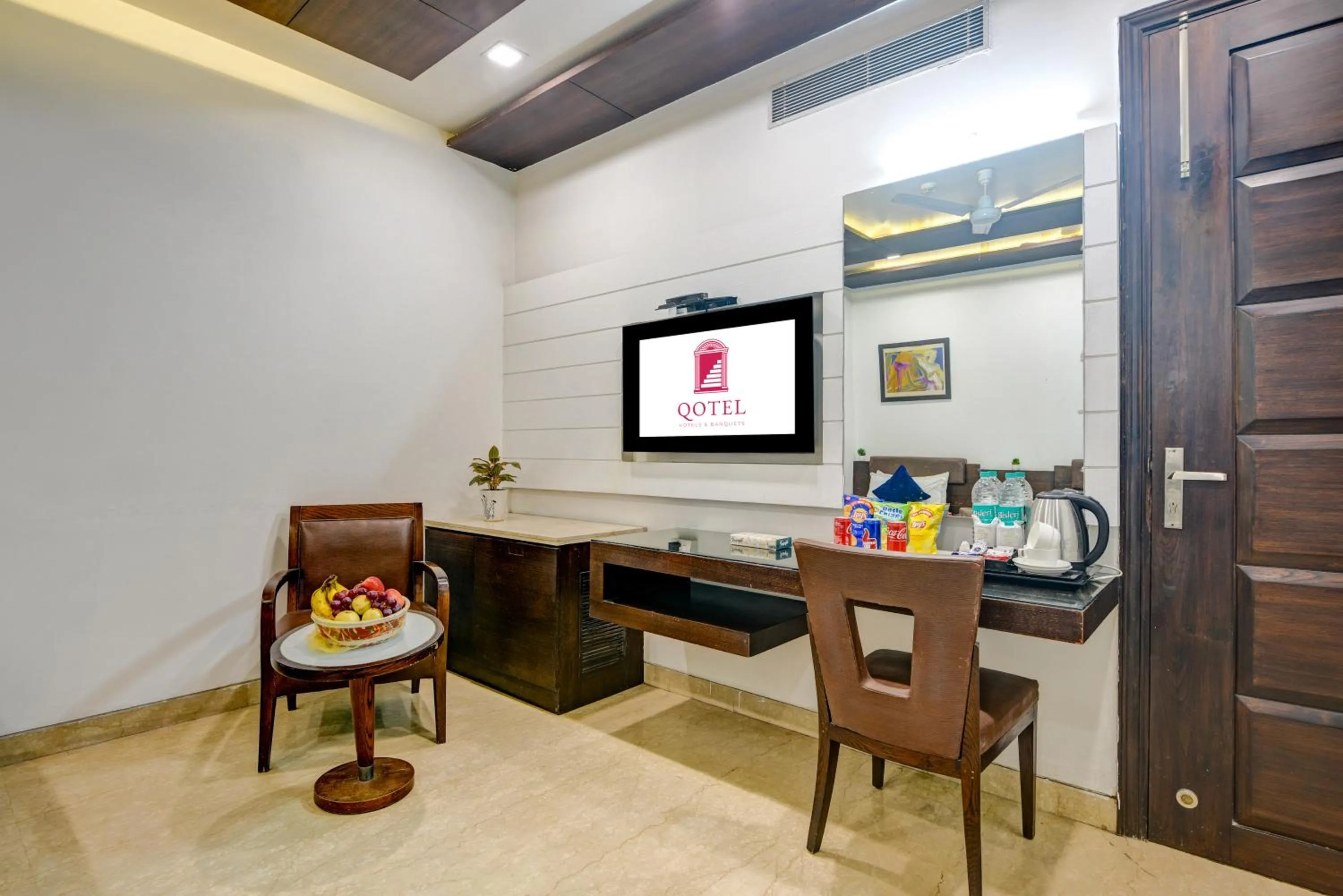 Communal lounge/ TV room in Qotel Signature Lavish Inn Rajouri Garden