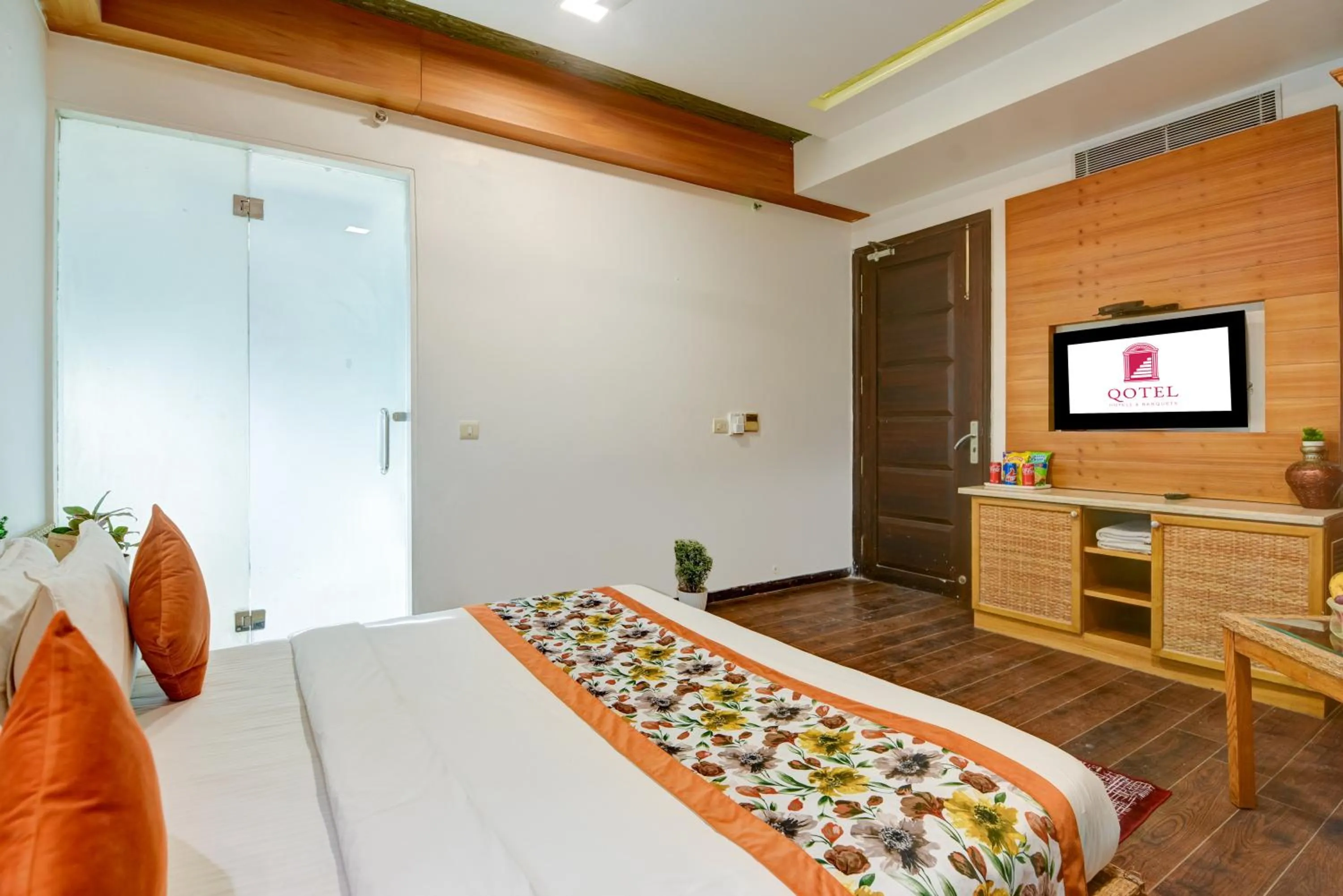 Communal lounge/ TV room, Bed in Qotel Signature Lavish Inn Rajouri Garden