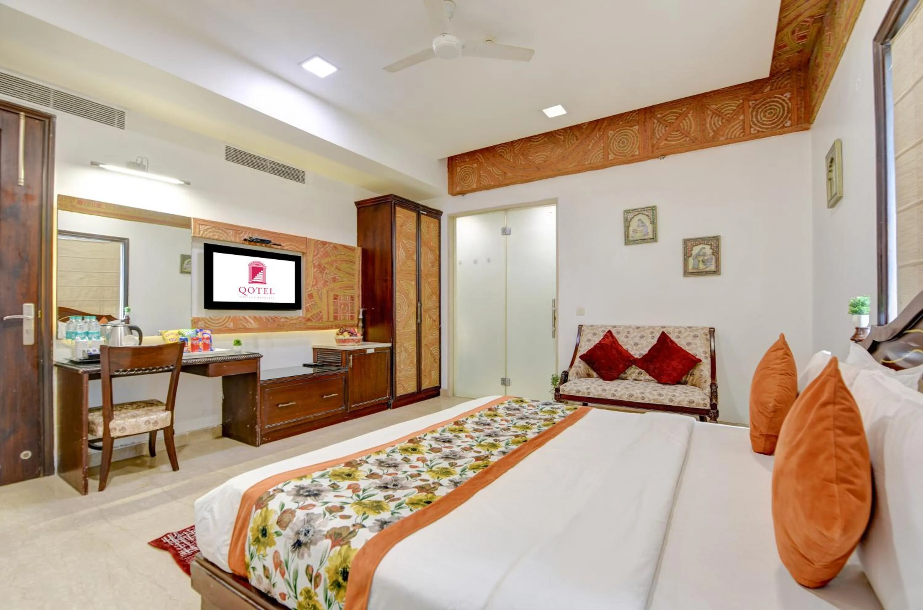 Bed in Qotel Signature Lavish Inn Rajouri Garden
