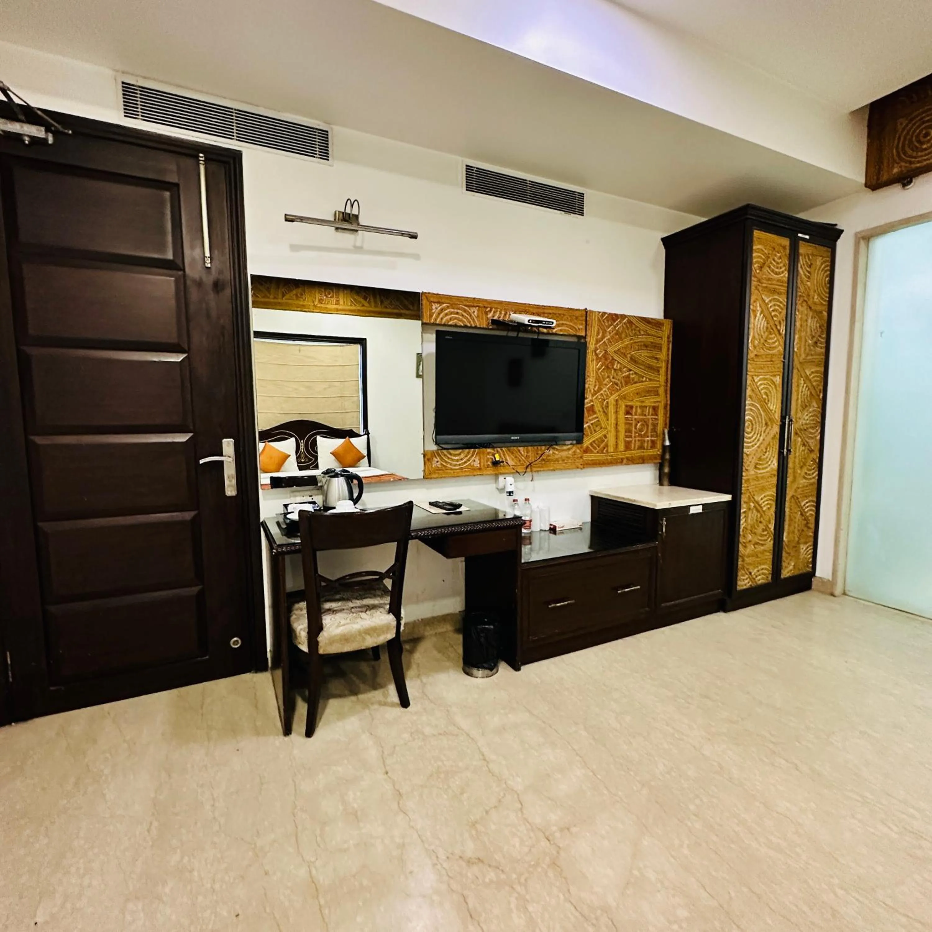 TV and multimedia in Qotel Signature Lavish Inn Rajouri Garden