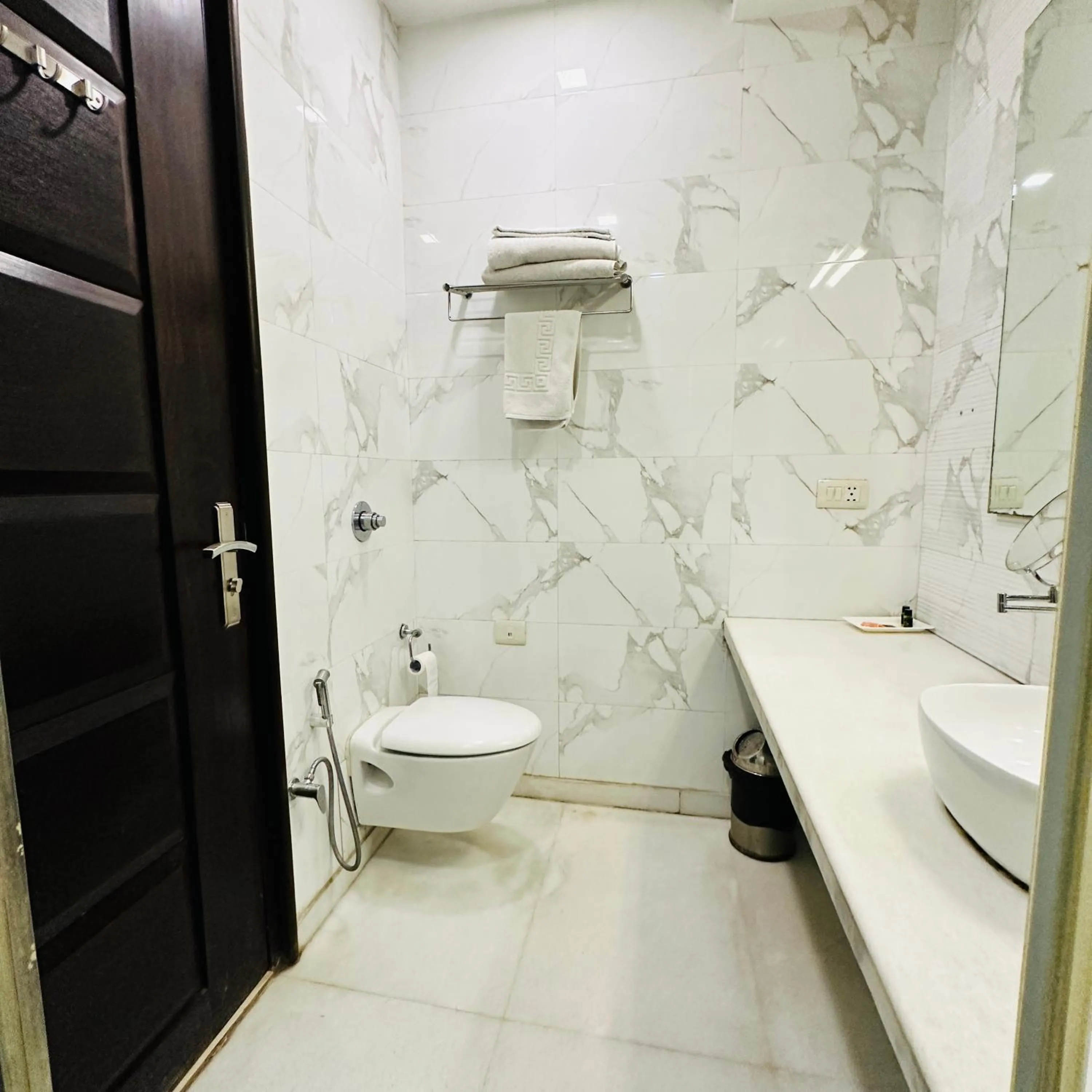 Shower in Qotel Signature Lavish Inn Rajouri Garden