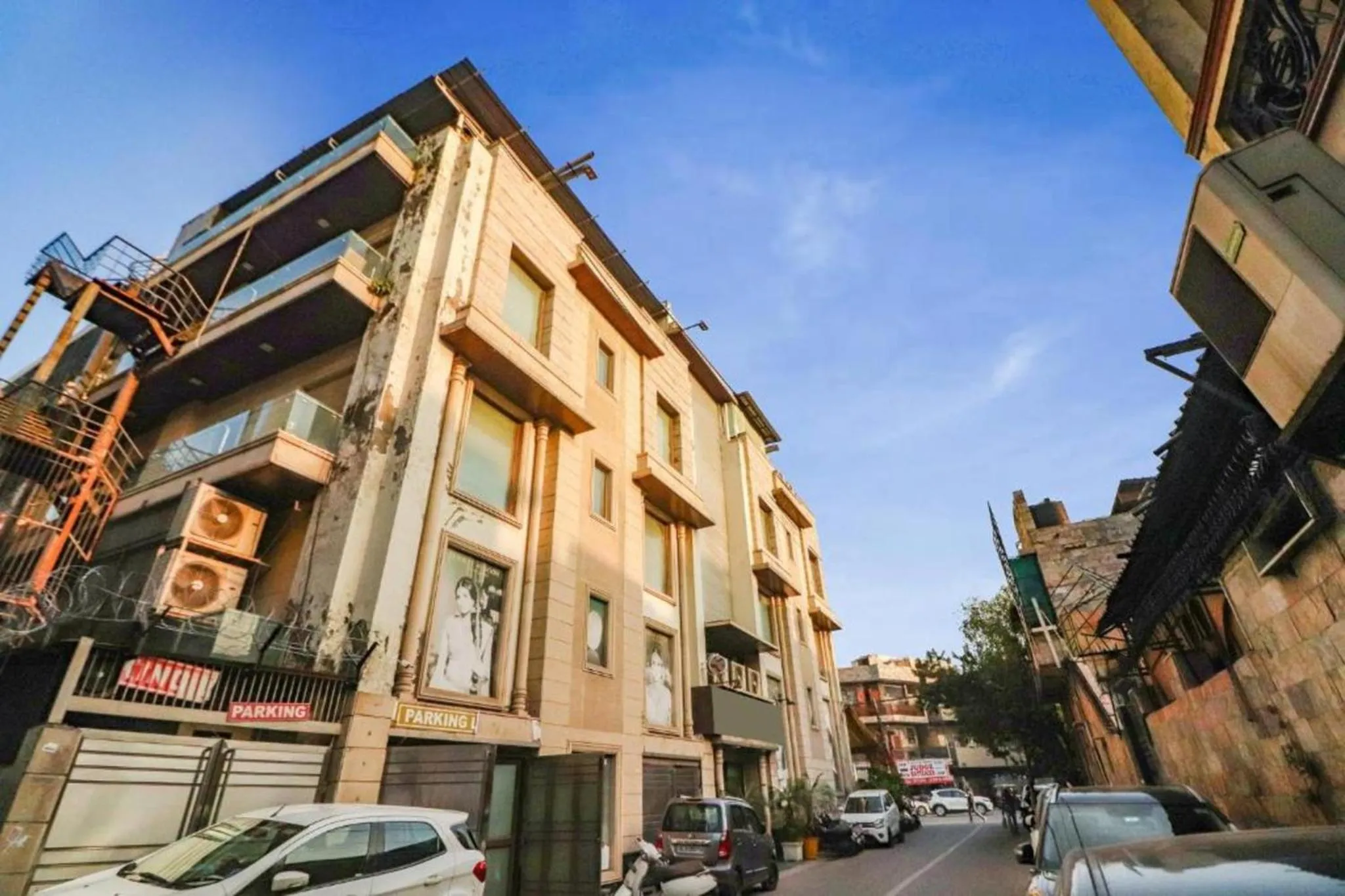 Property building in Qotel Signature Lavish Inn Rajouri Garden