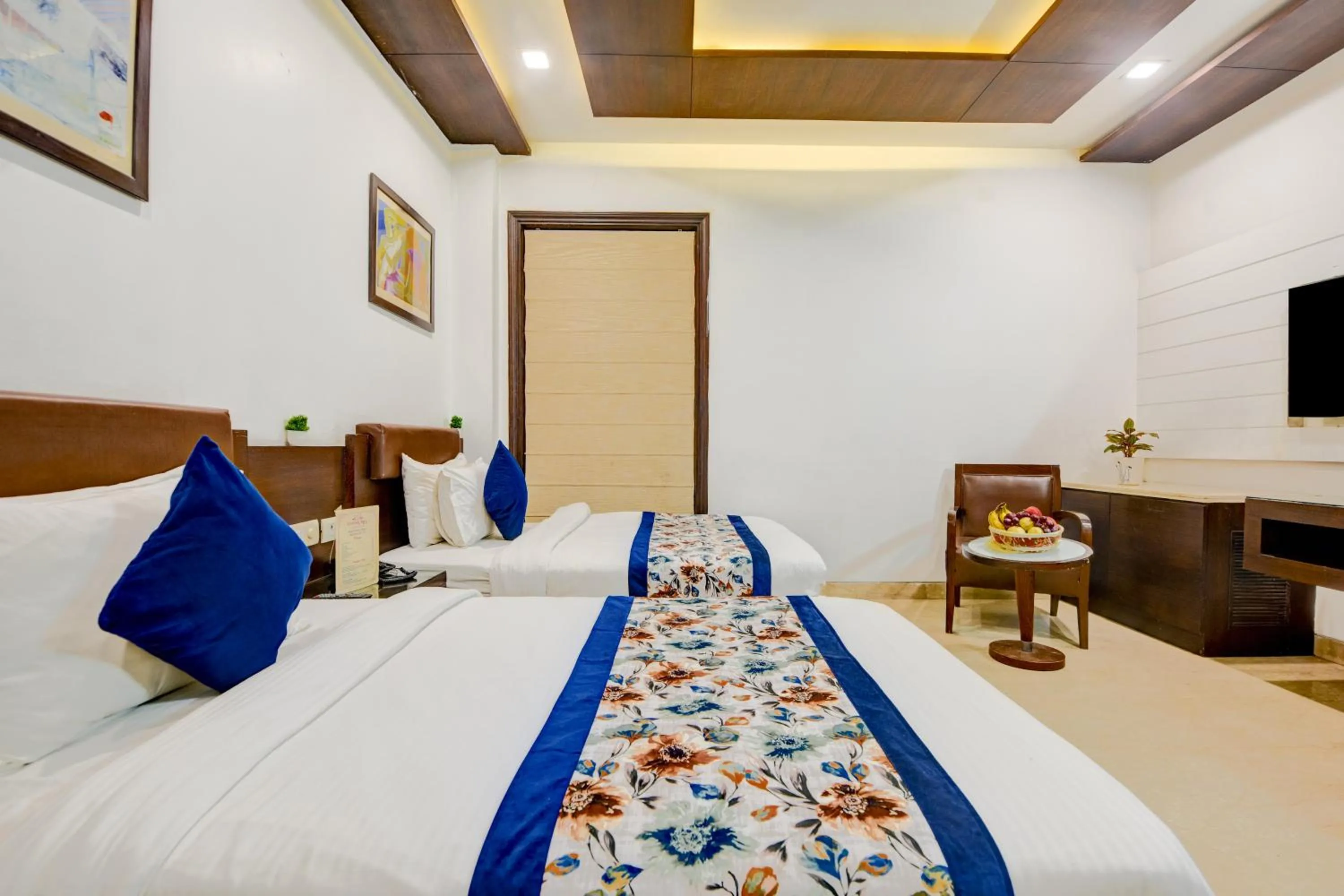 Communal lounge/ TV room, Bed in Qotel Signature Lavish Inn Rajouri Garden