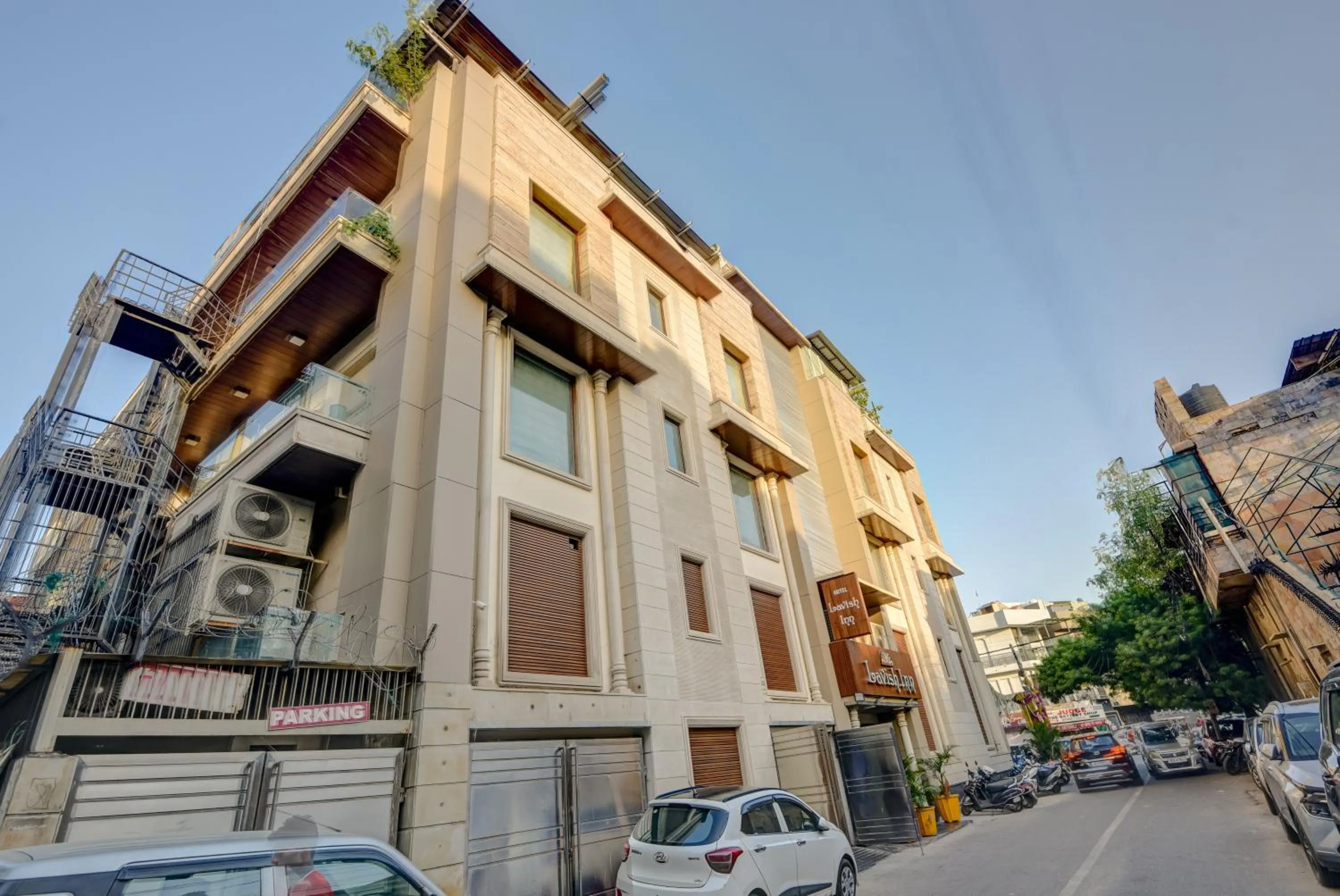 Property building in Qotel Signature Lavish Inn Rajouri Garden