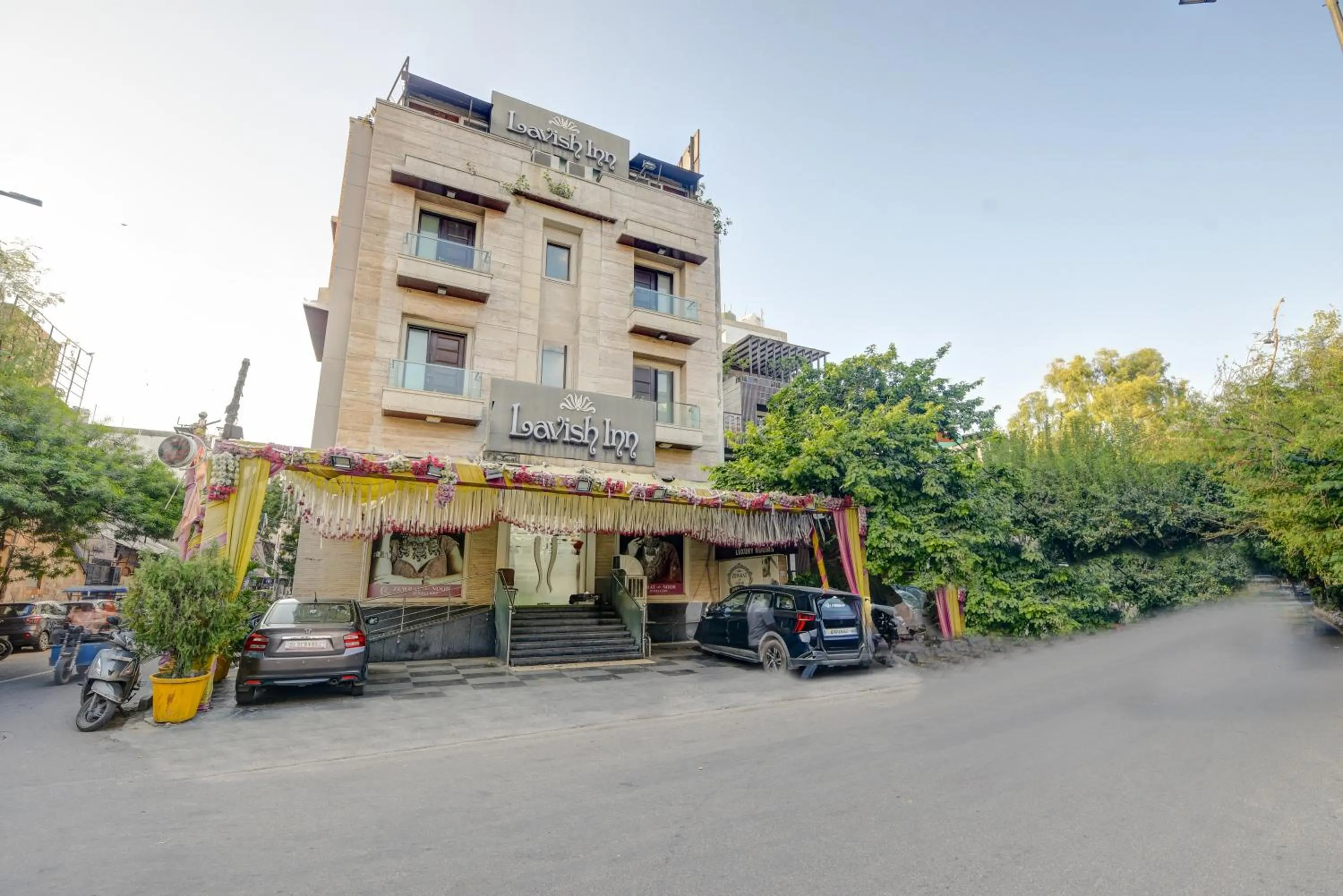 Property building in Qotel Signature Lavish Inn Rajouri Garden