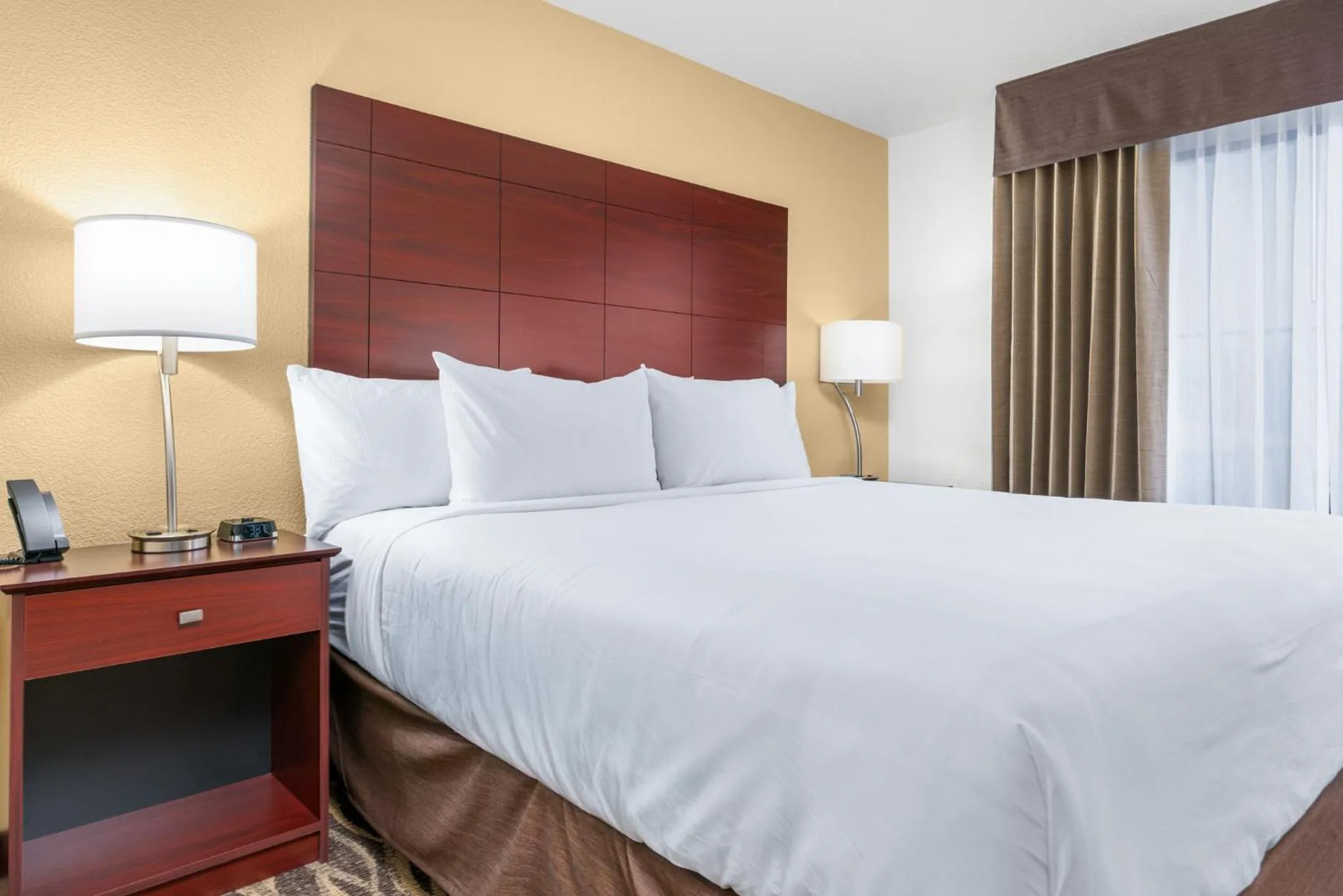 Bed in Cobblestone Hotel & Suites - Lynden