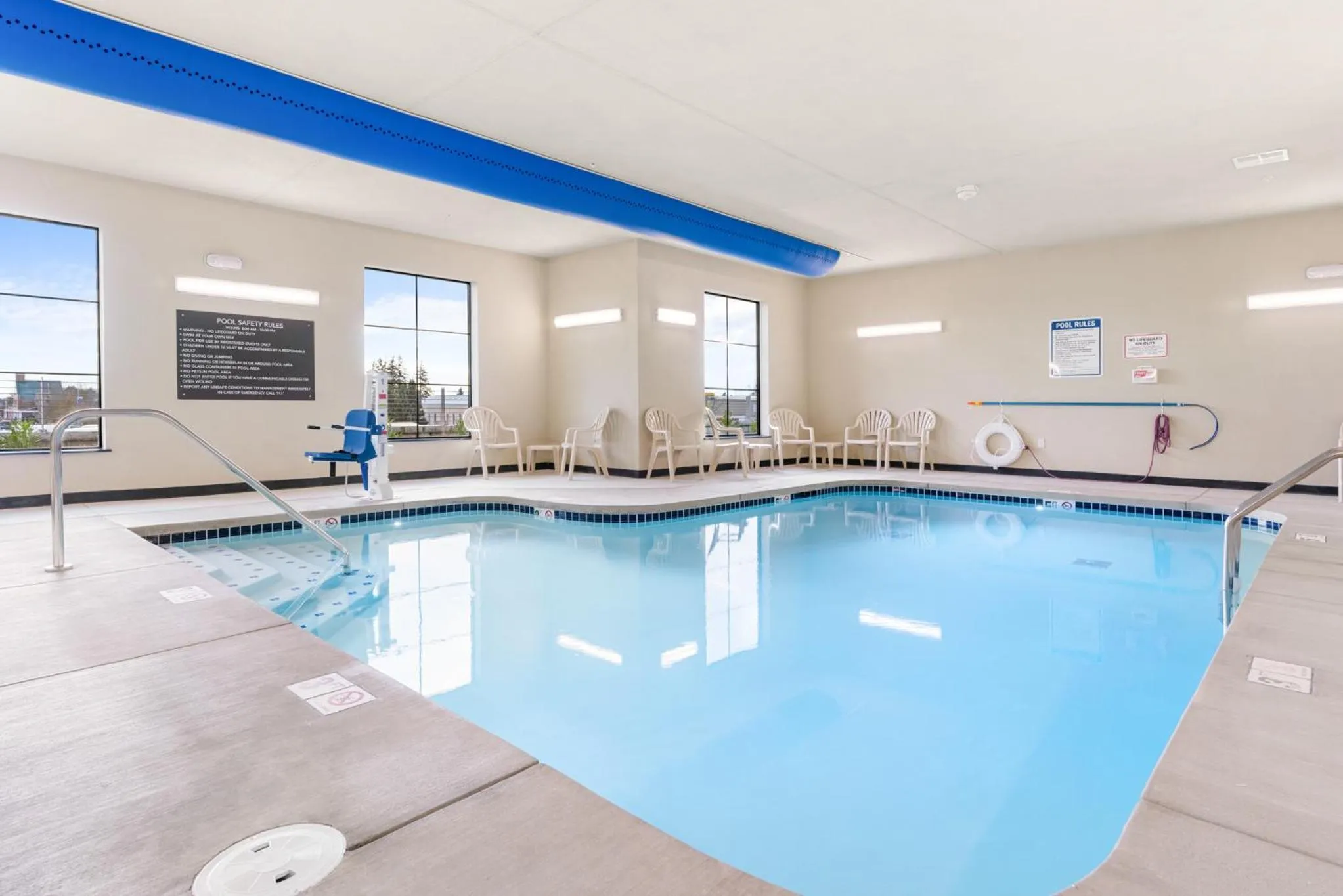 Swimming pool in Cobblestone Hotel & Suites - Lynden