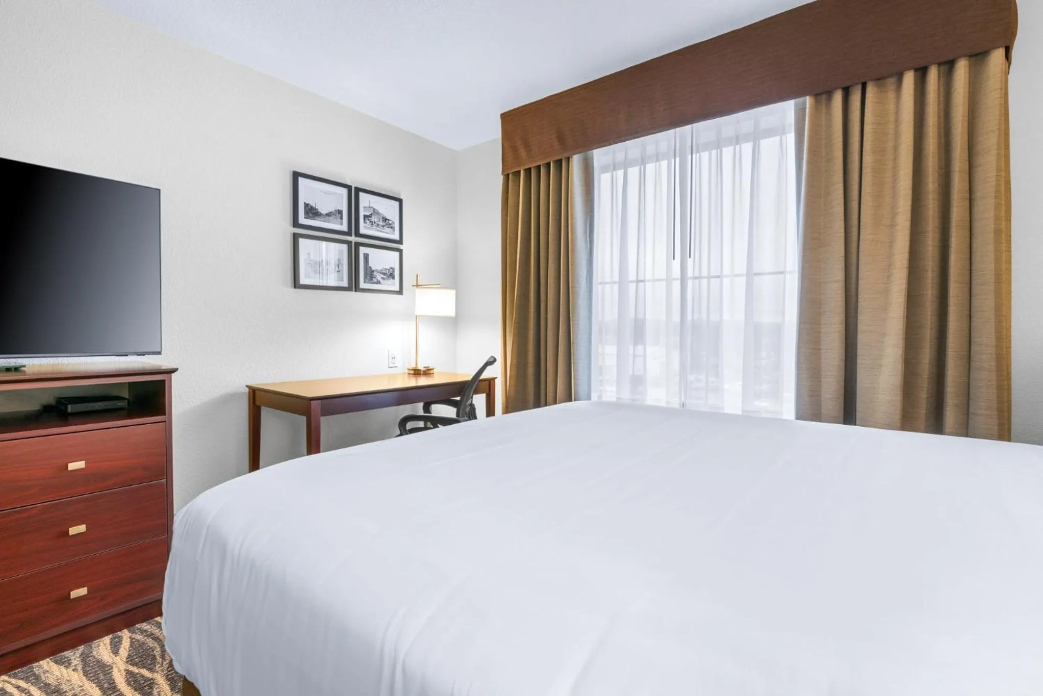 Bed in Cobblestone Hotel & Suites - Lynden