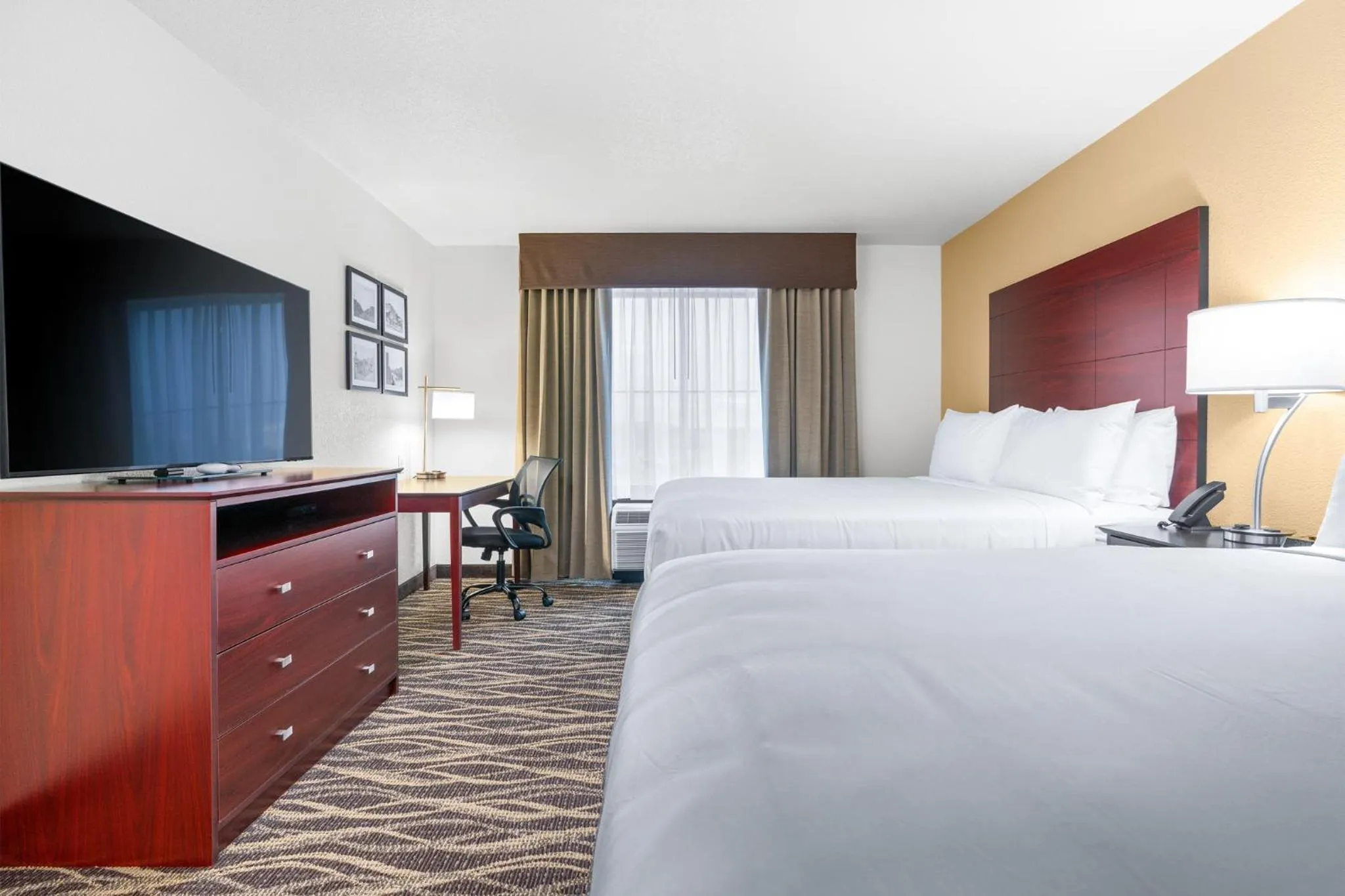 Bed in Cobblestone Hotel & Suites - Lynden