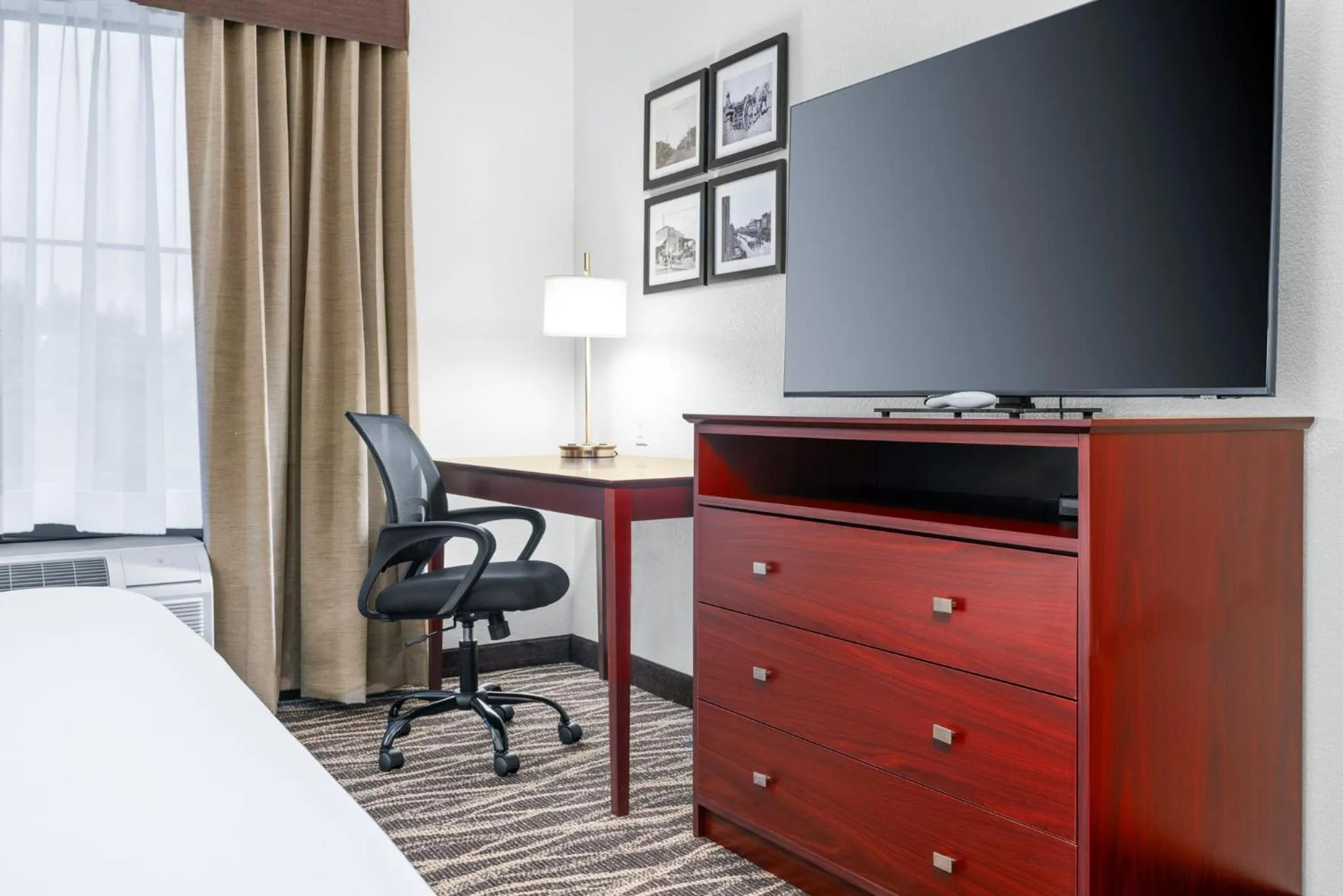 Bedroom, Bed in Cobblestone Hotel & Suites - Lynden