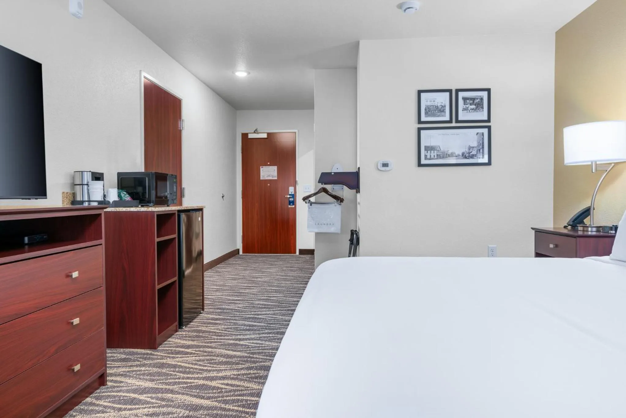 Photo of the whole room, Bed in Cobblestone Hotel & Suites - Lynden
