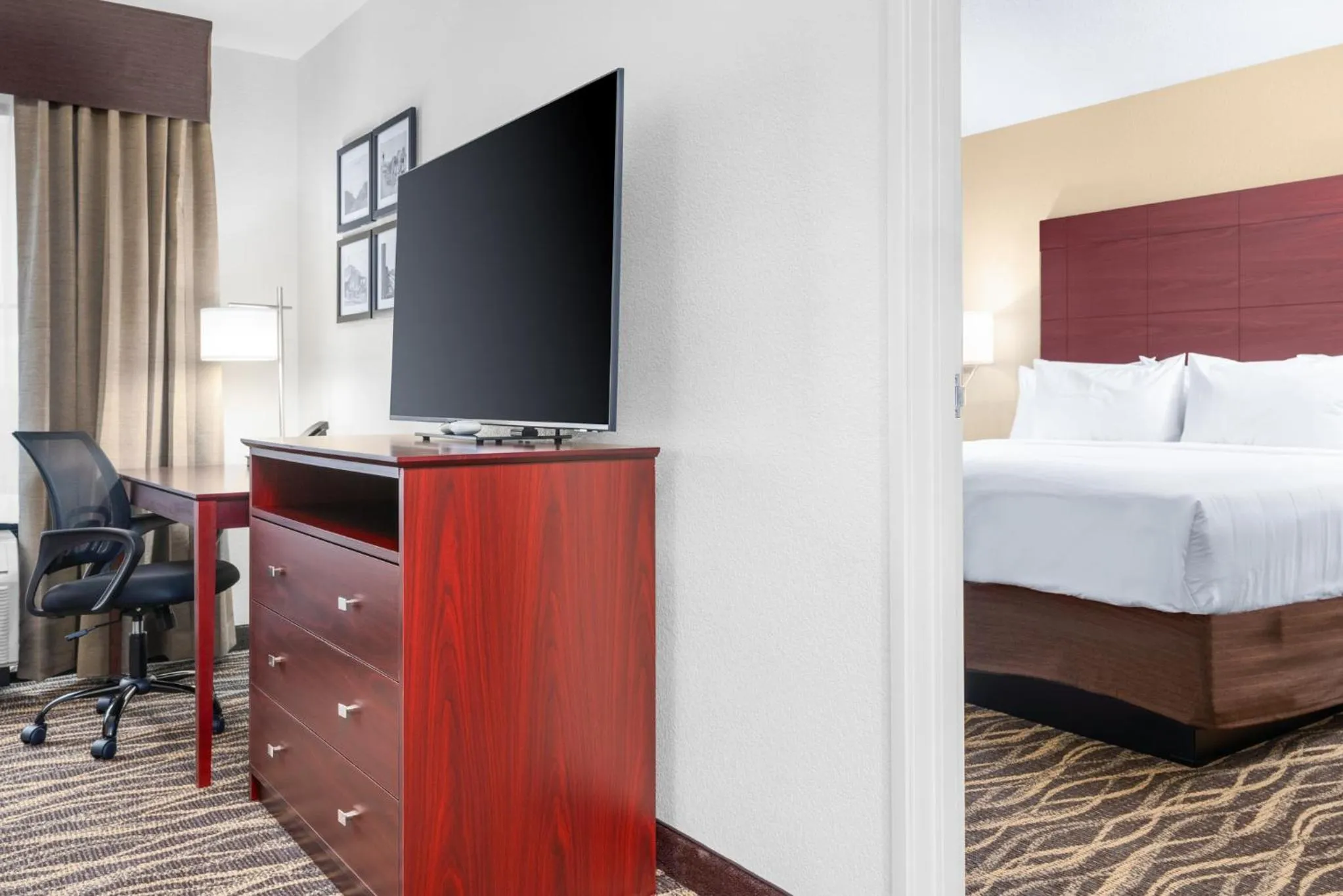 Bedroom, Bed in Cobblestone Hotel & Suites - Lynden