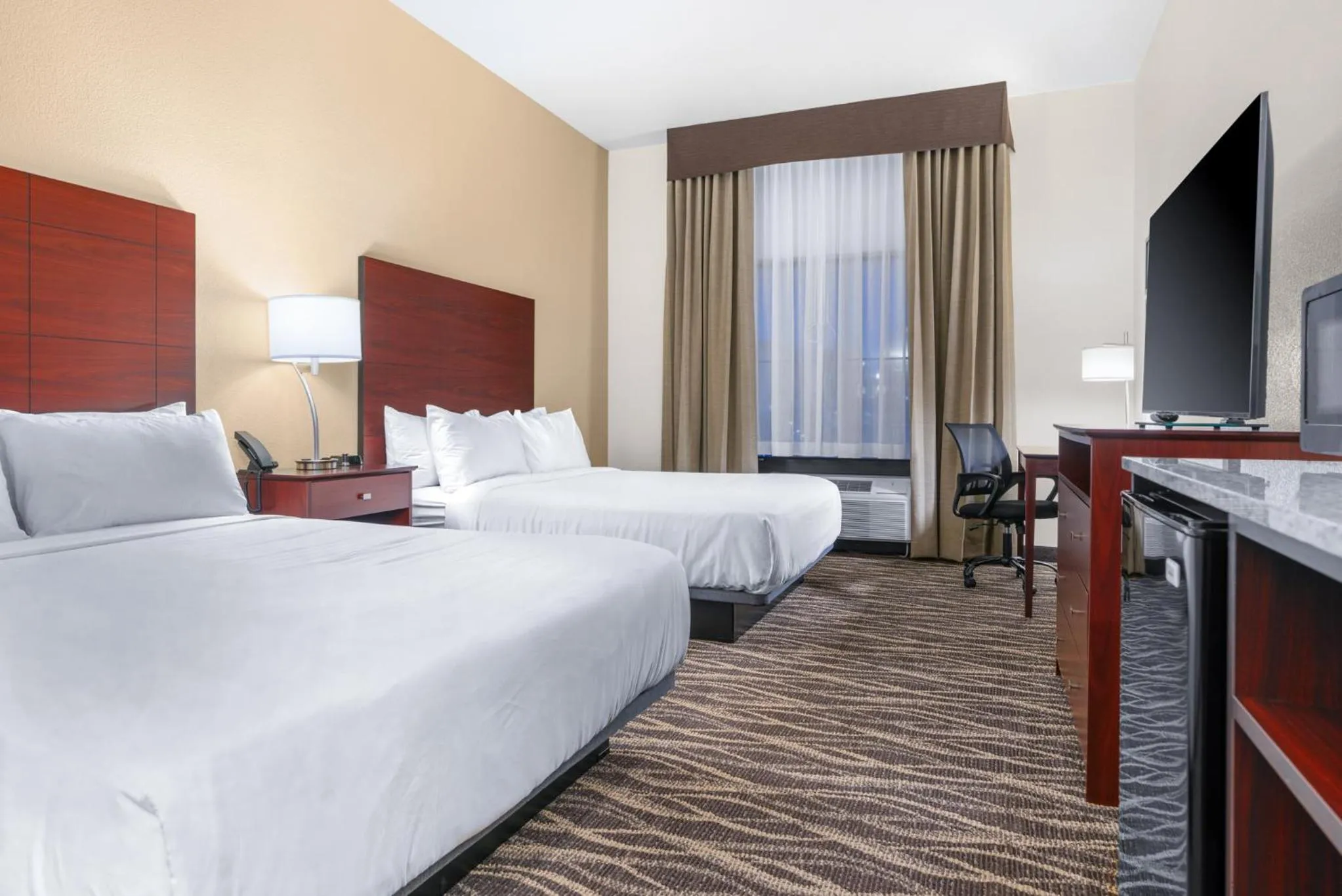 Bedroom, Bed in Cobblestone Hotel & Suites - Lynden