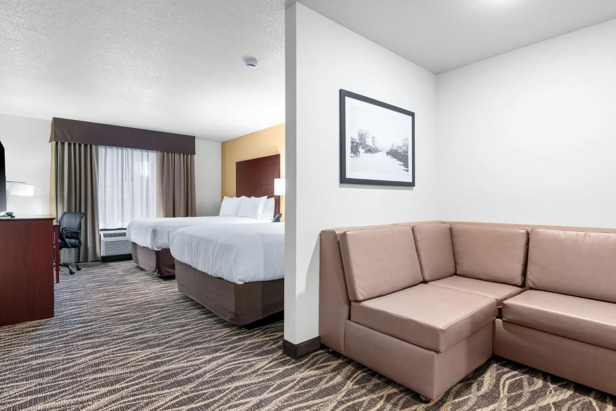 Photo of the whole room, Bed in Cobblestone Hotel & Suites - Lynden