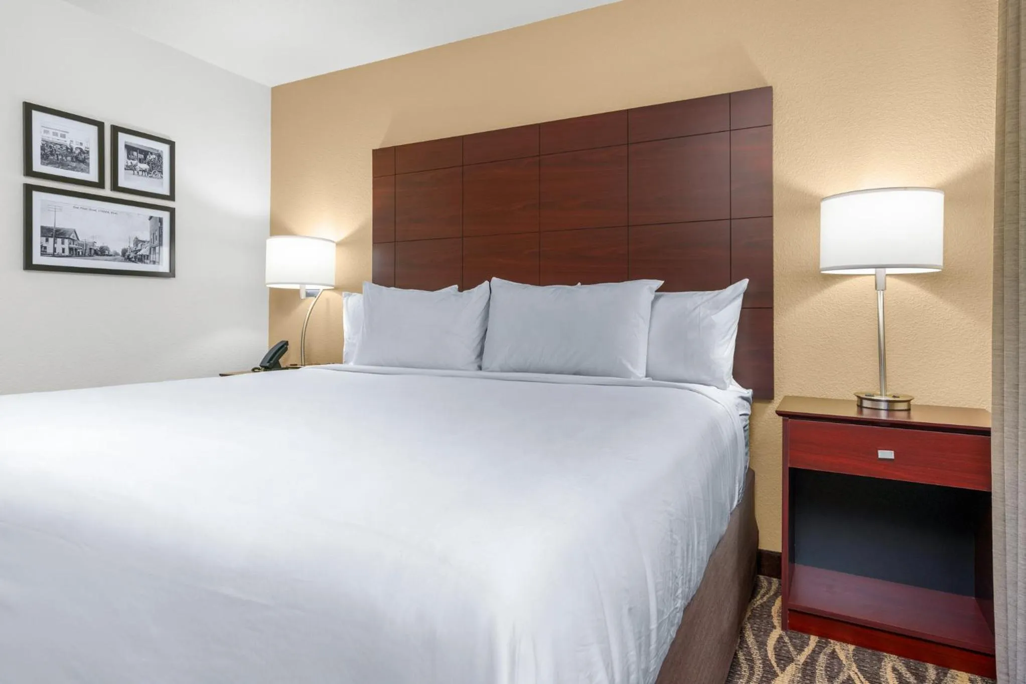 Bed in Cobblestone Hotel & Suites - Lynden