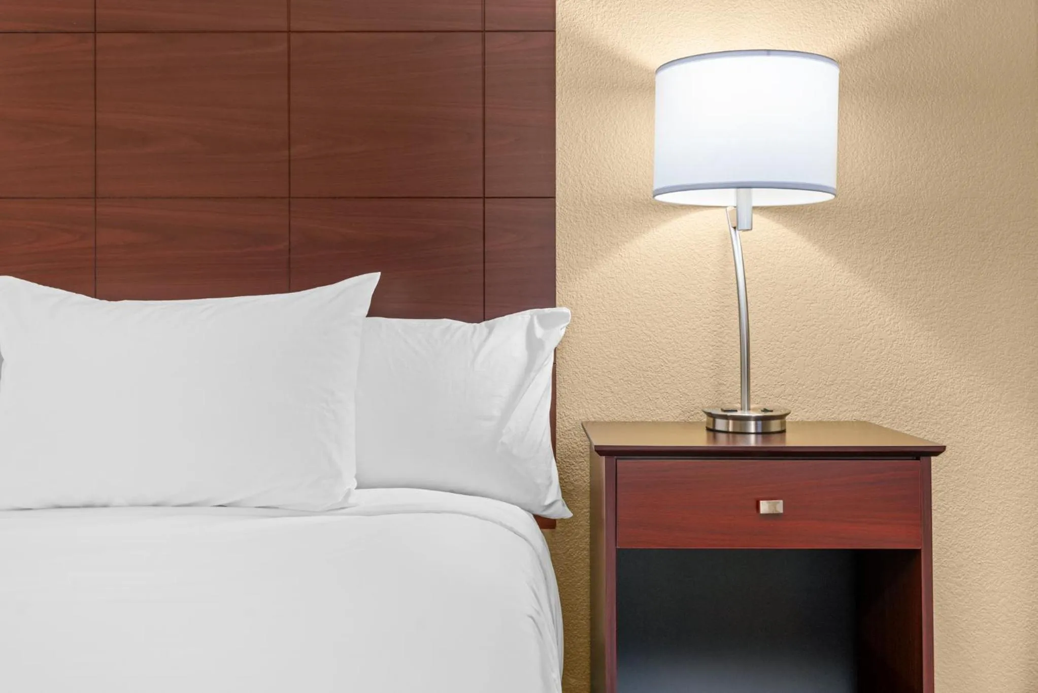 Bed in Cobblestone Hotel & Suites - Lynden