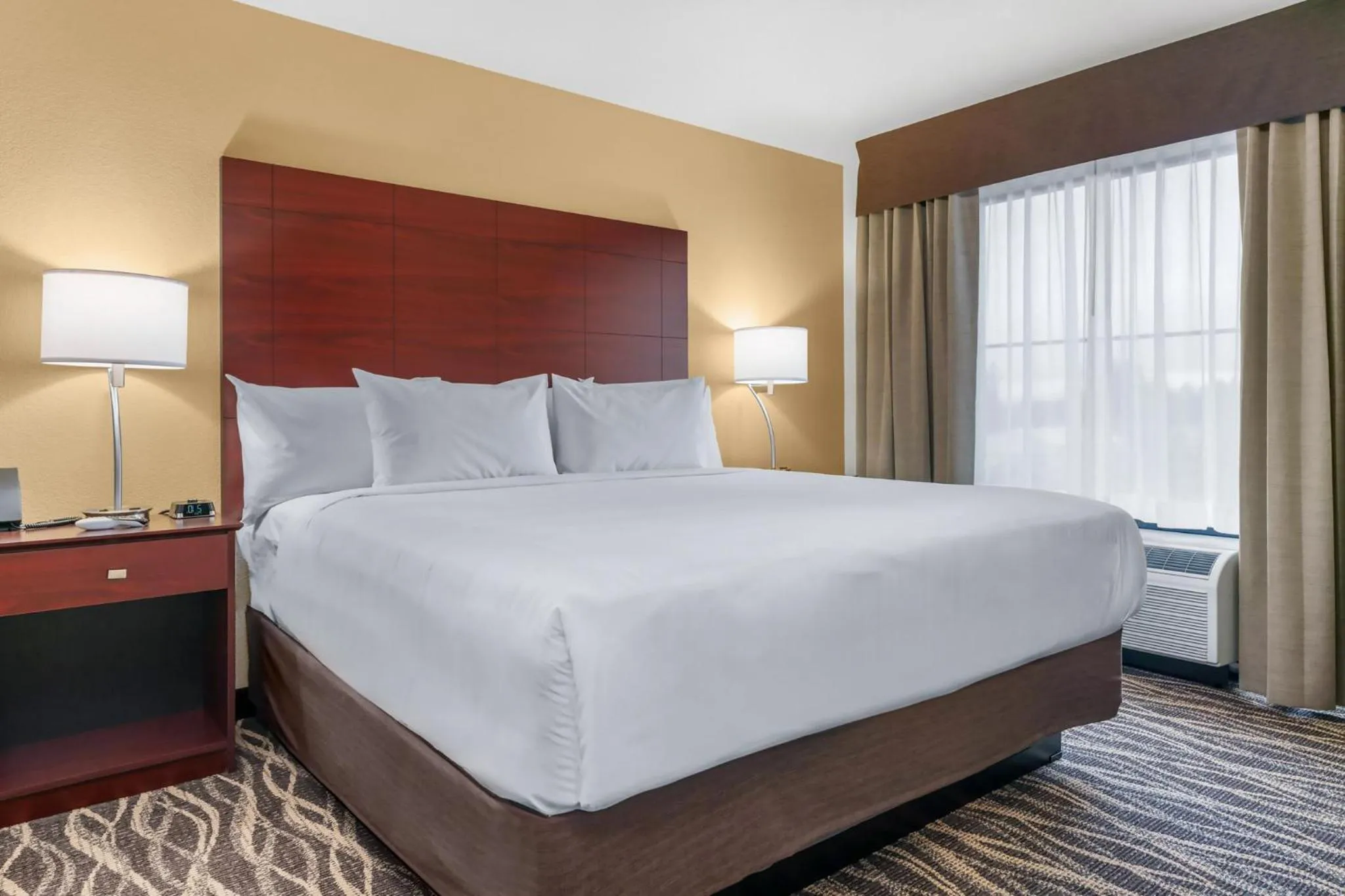 Bed in Cobblestone Hotel & Suites - Lynden