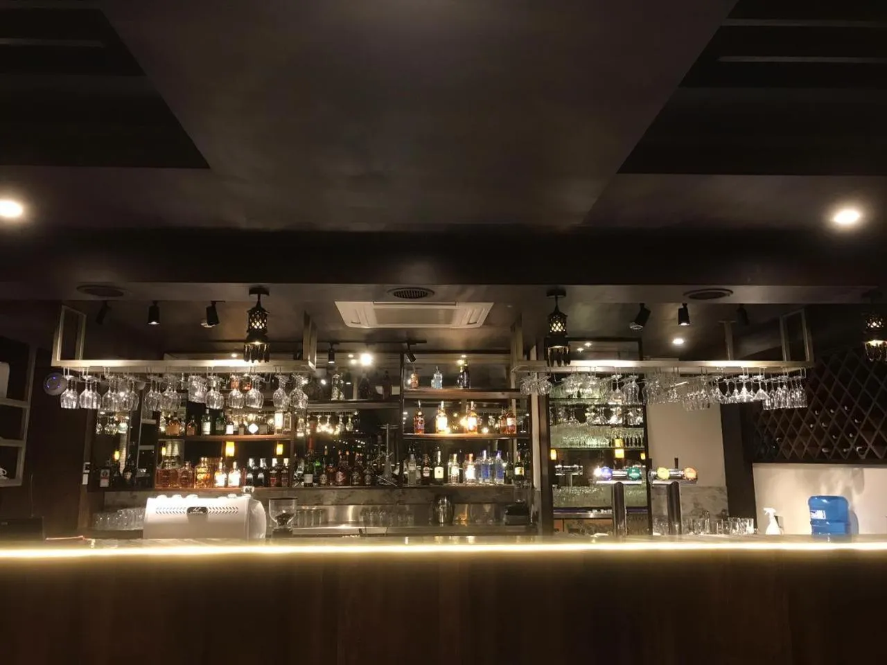 Food and drinks in Dees Boutique Hotel