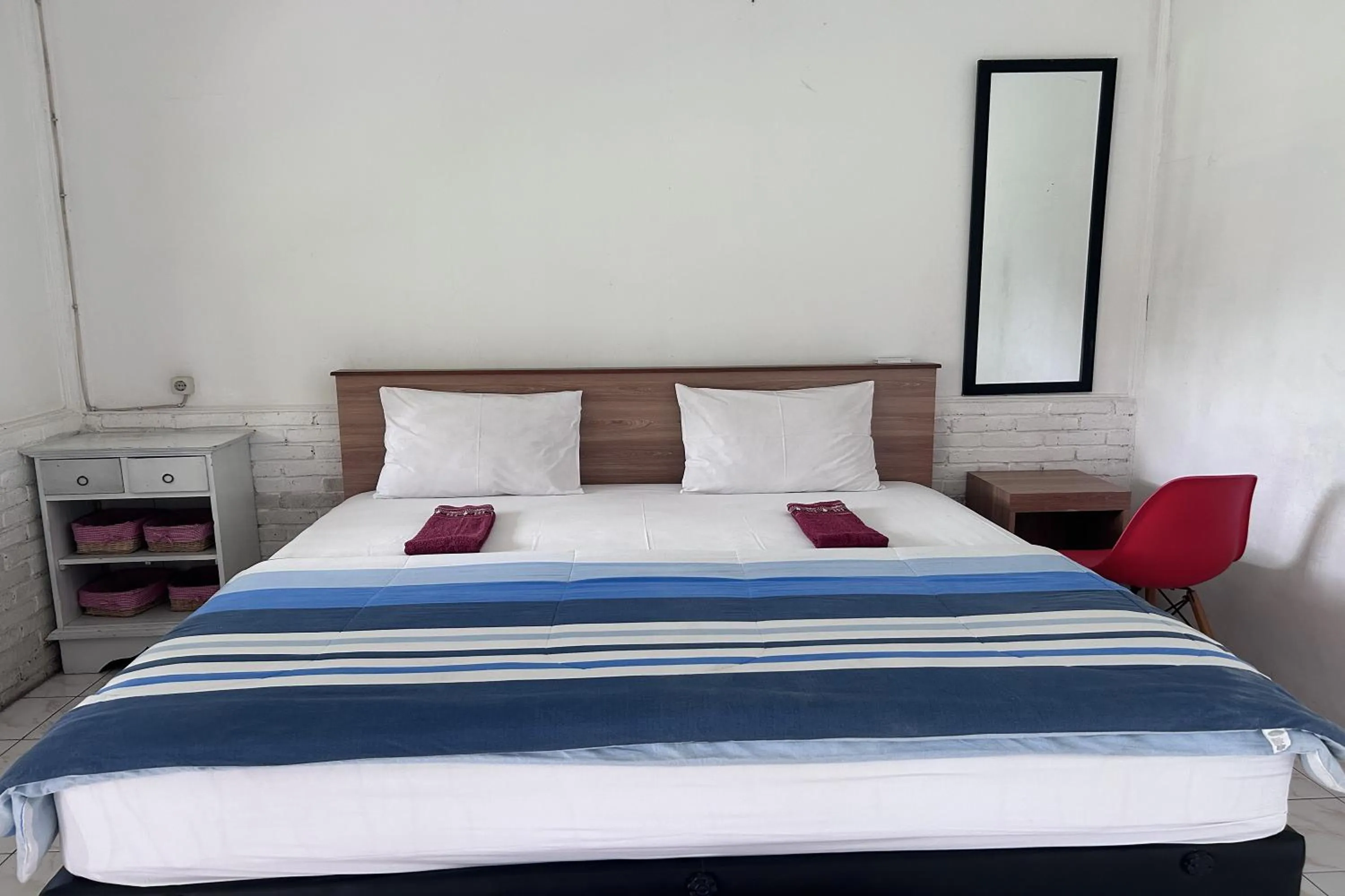 Bedroom, Bed in Carla Garden