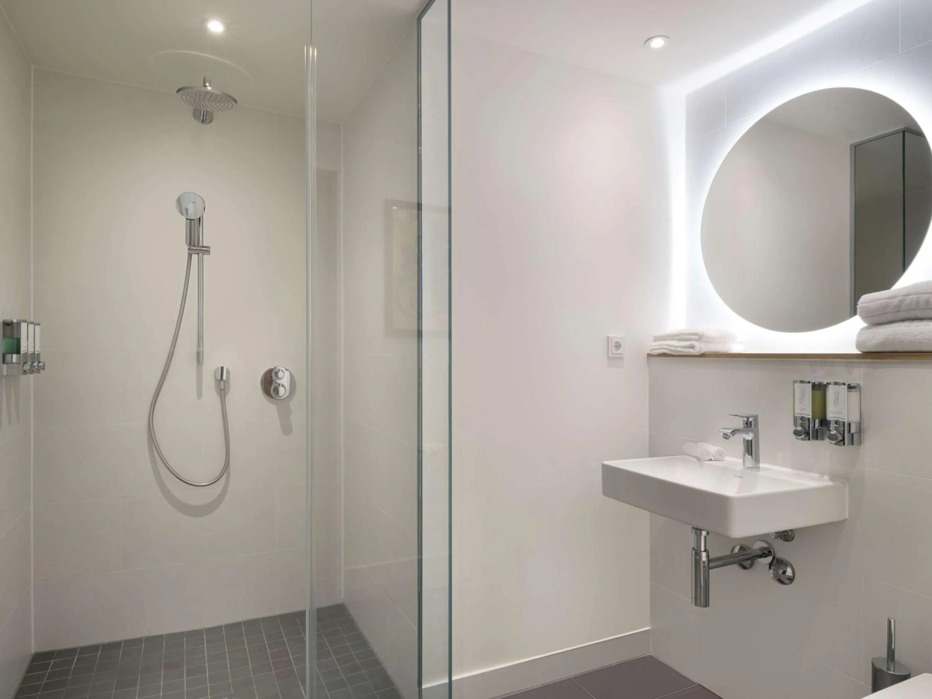 Bathroom in Hampton By Hilton Celle