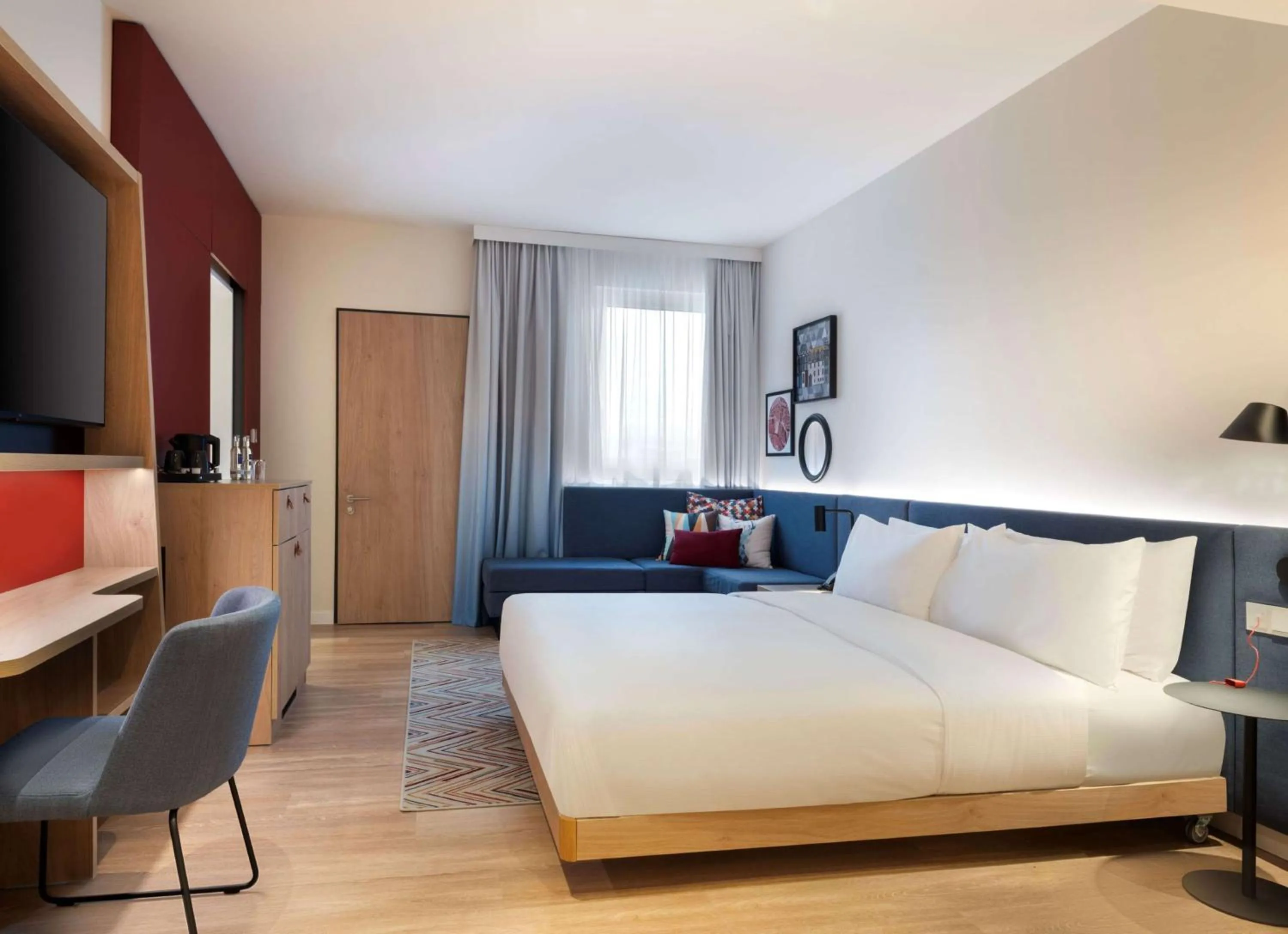 Photo of the whole room, Bed in Hampton By Hilton Celle