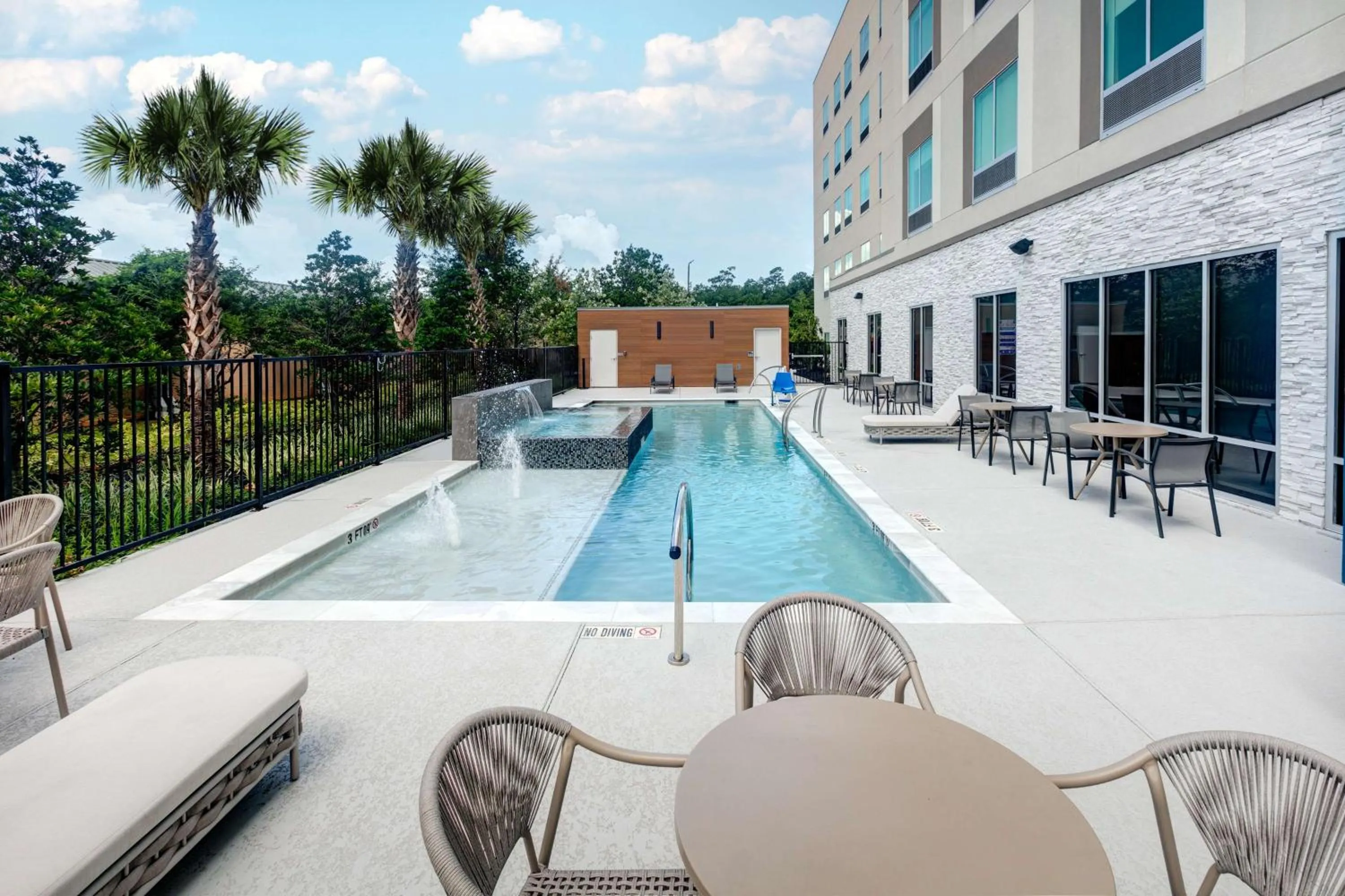 Pool view in Hampton Inn & Suites by Hilton Shenandoah The Woodlands