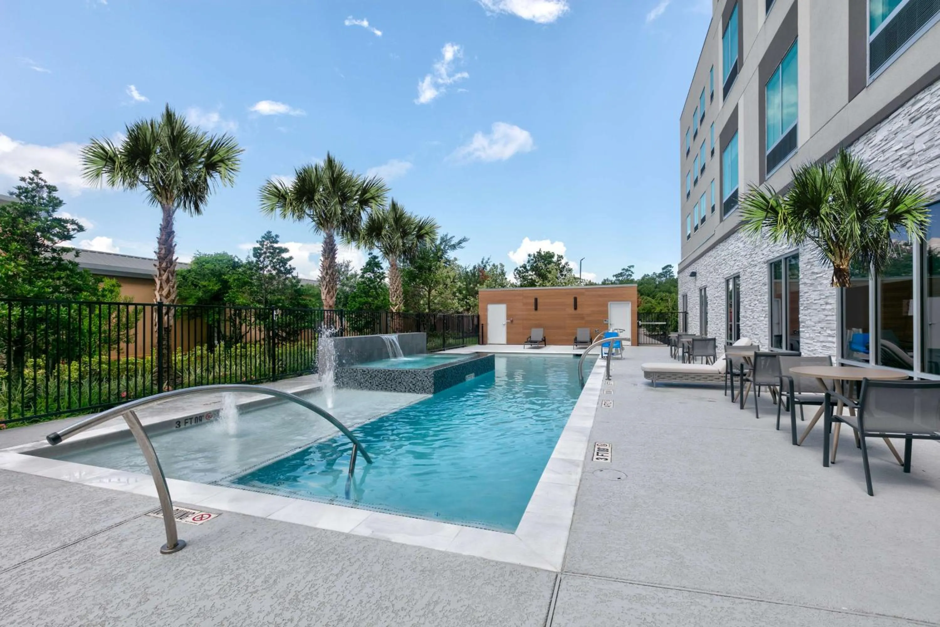 Pool view in Hampton Inn & Suites by Hilton Shenandoah The Woodlands