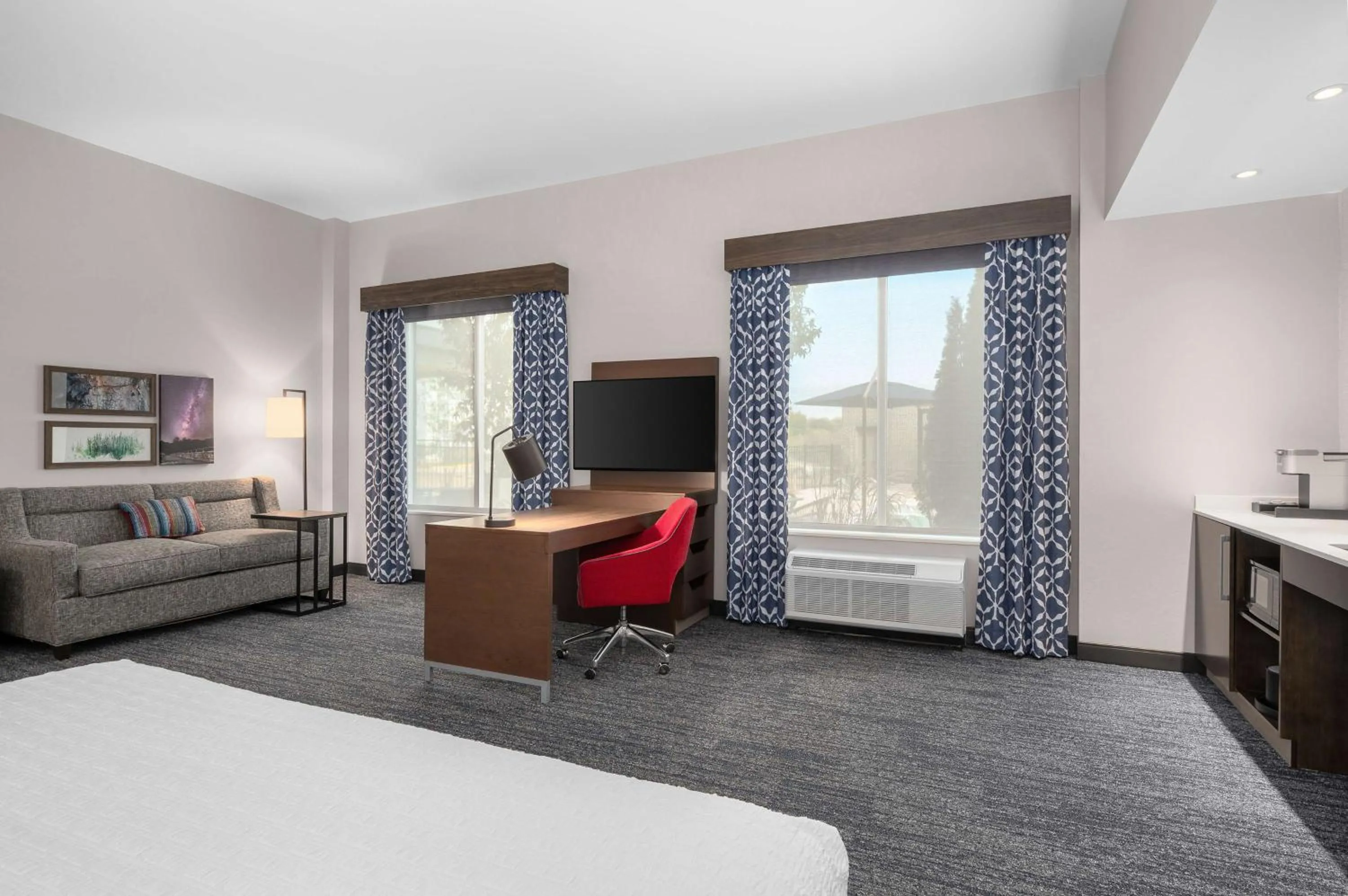 Bed in Hampton Inn & Suites by Hilton Pittsboro