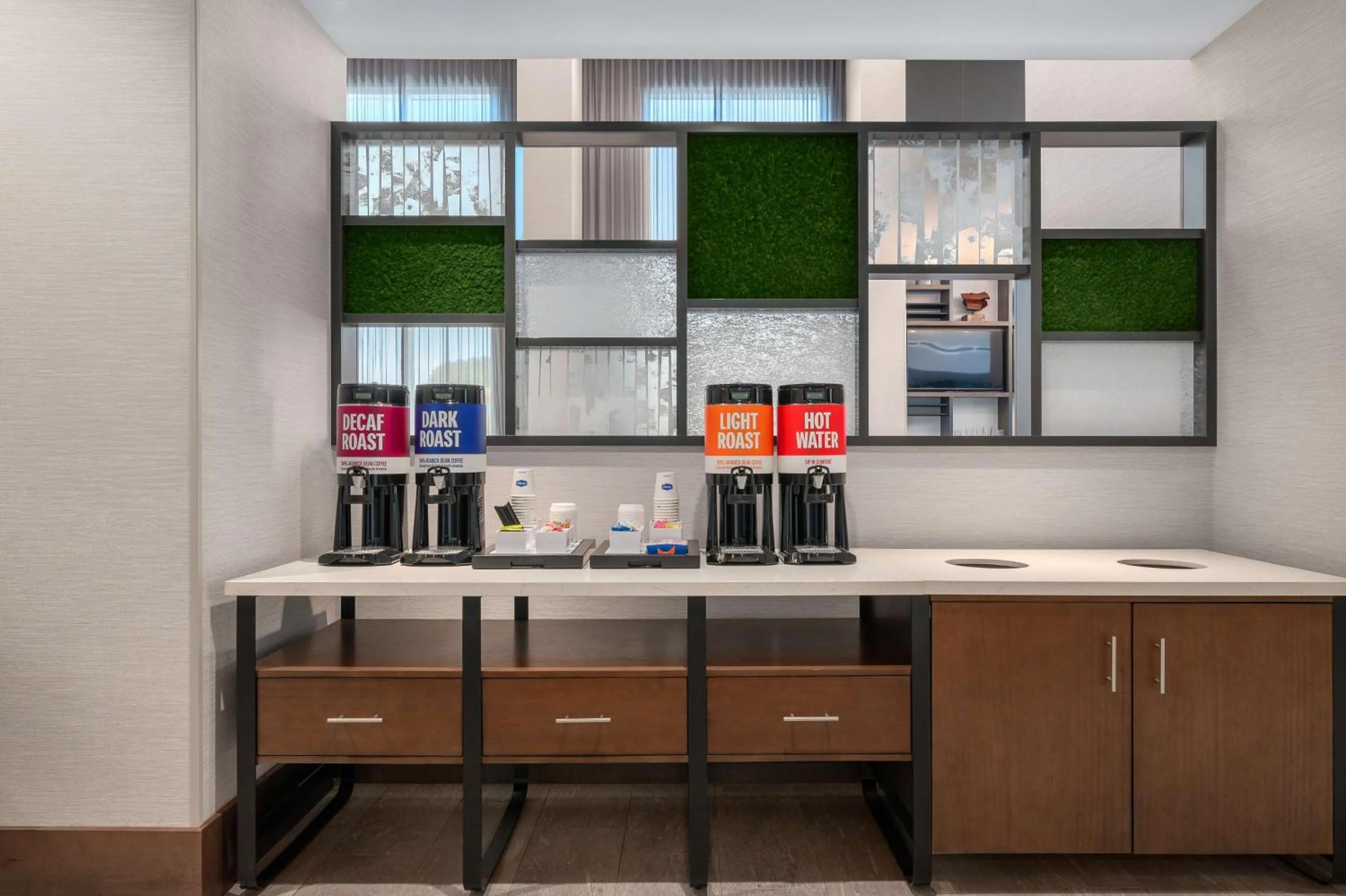 Dining area in Hampton Inn & Suites by Hilton Pittsboro