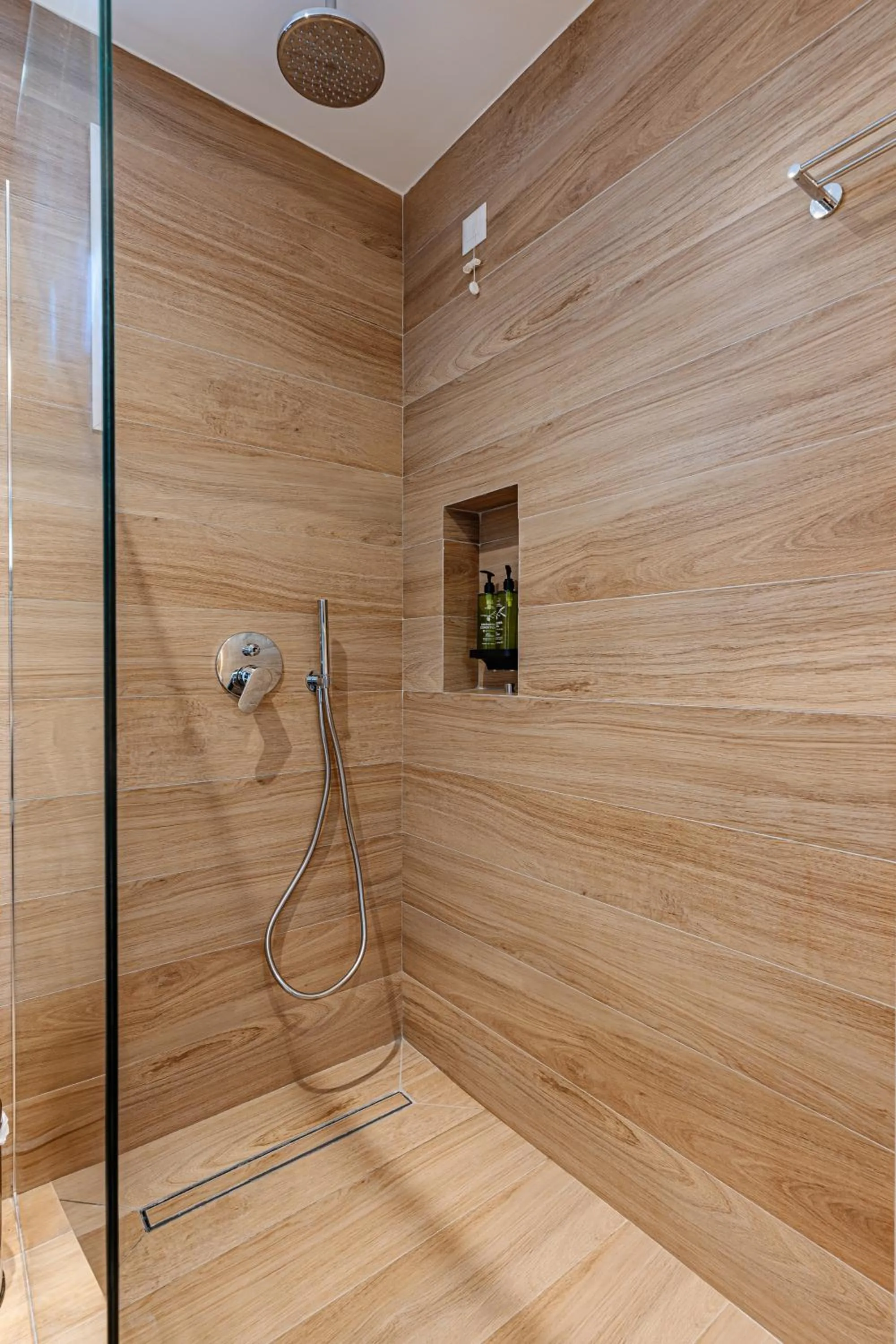 Shower in Magique Bleu Suites