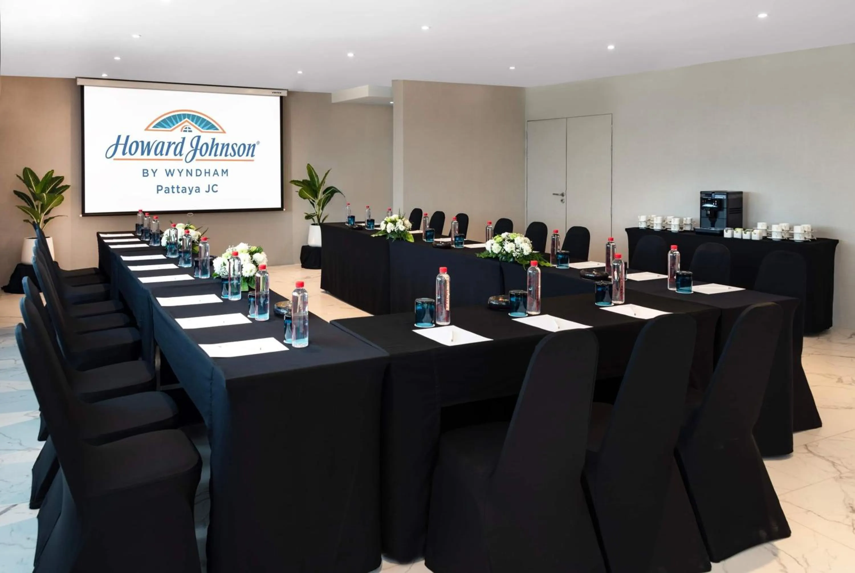 Meeting/conference room in Howard Johnson by Wyndham Pattaya JC