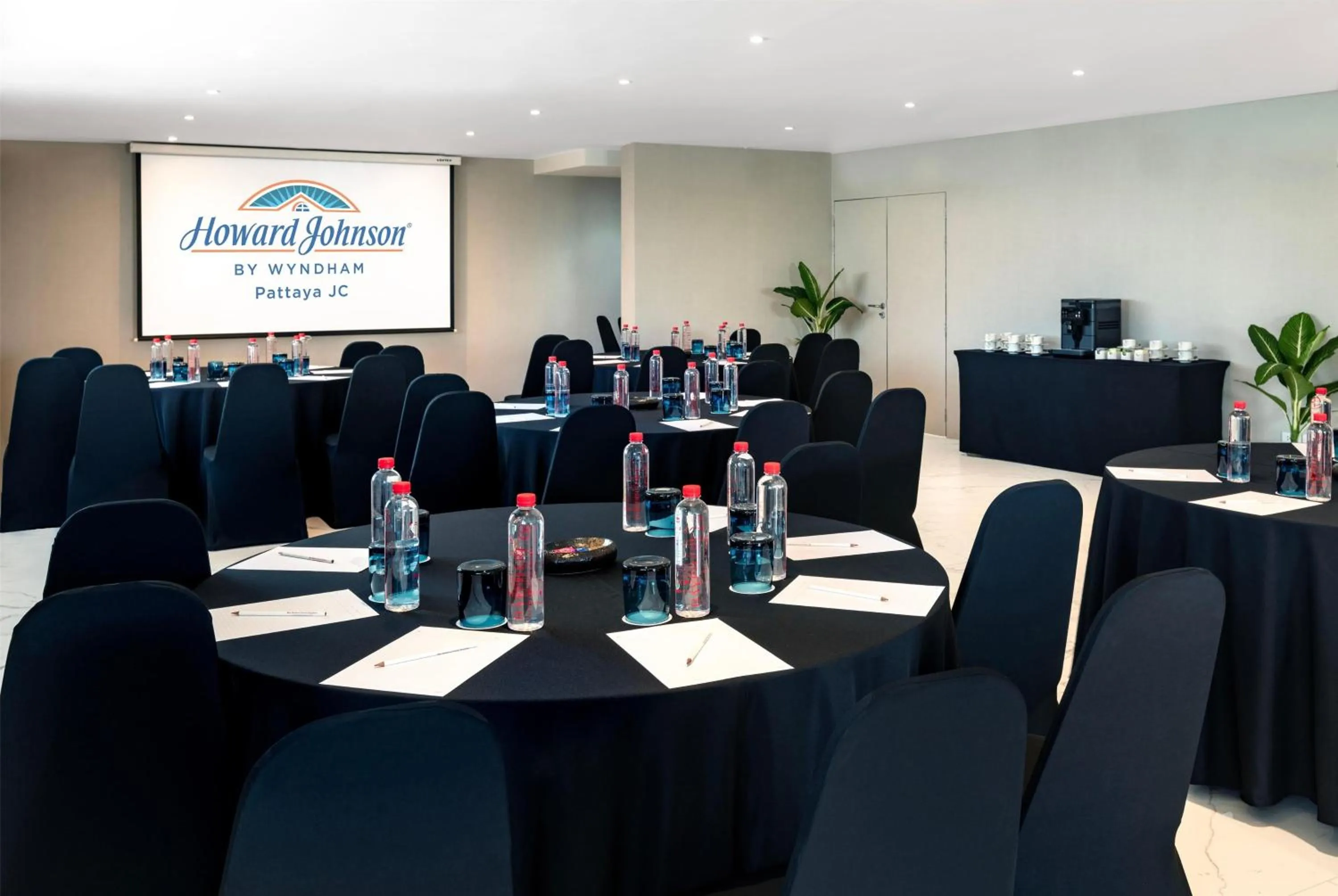 Meeting/conference room in Howard Johnson by Wyndham Pattaya JC