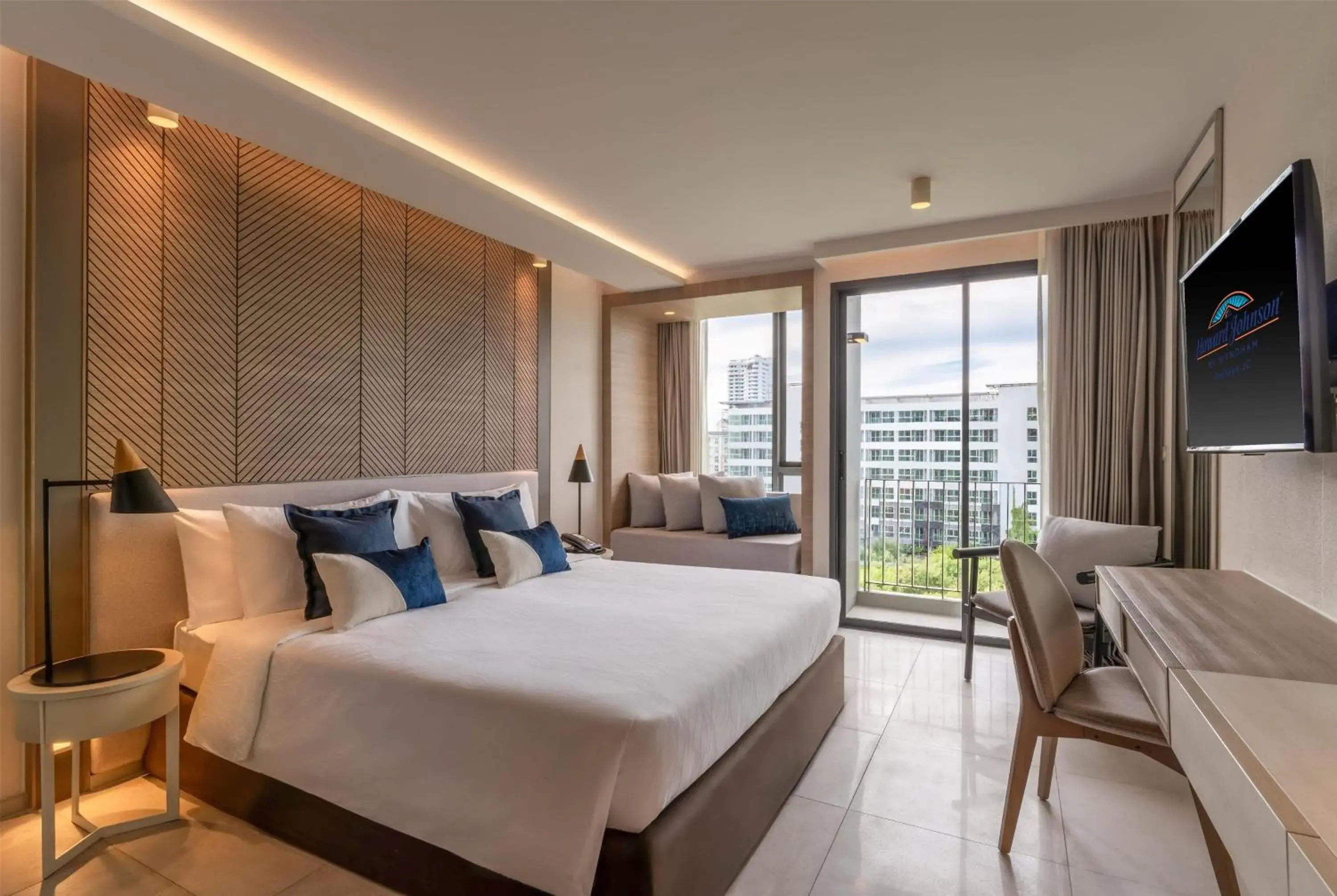 Superior King Room with Balcony - Non-Smoking in Howard Johnson by Wyndham Pattaya JC Superior King Room with Balcony - Non-Smoking in Howard Johnson by Wyndham Pattaya JC