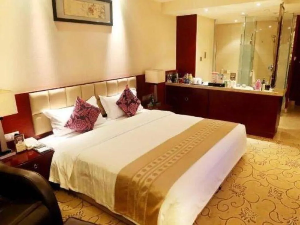 Bed in Chengdu Yinsheng International Hotel