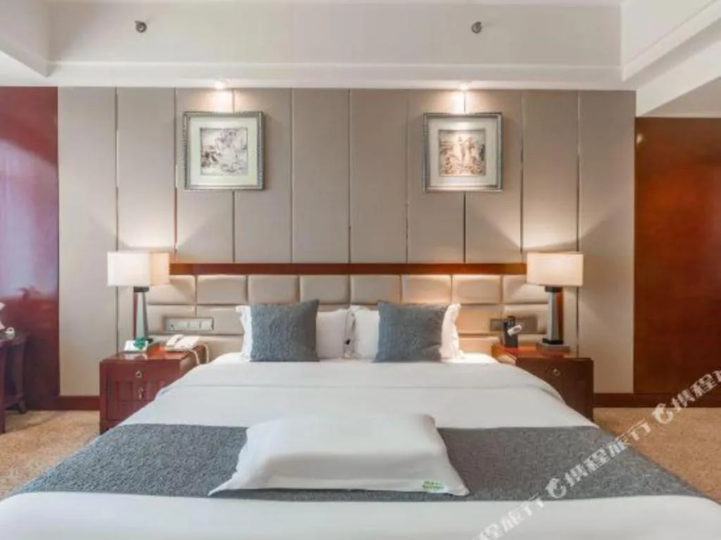 Bed in Chengdu Yinsheng International Hotel