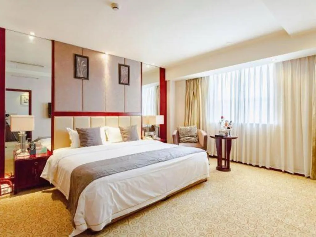 Bed in Chengdu Yinsheng International Hotel