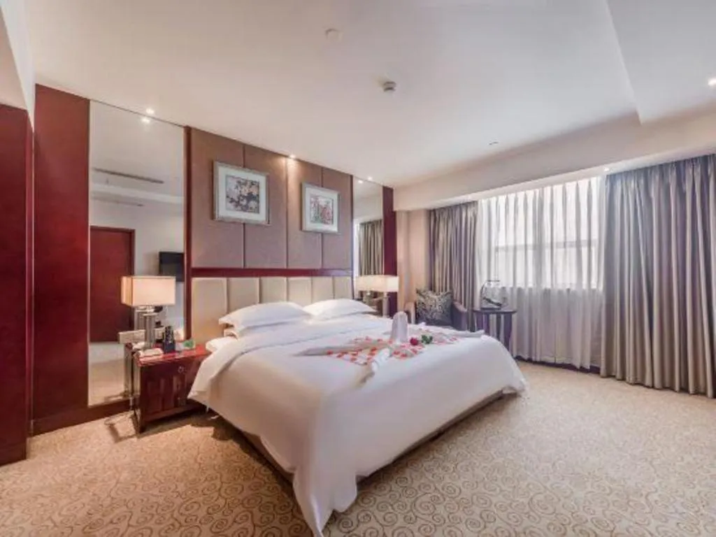 Bed in Chengdu Yinsheng International Hotel