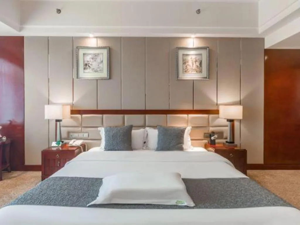 Bed in Chengdu Yinsheng International Hotel